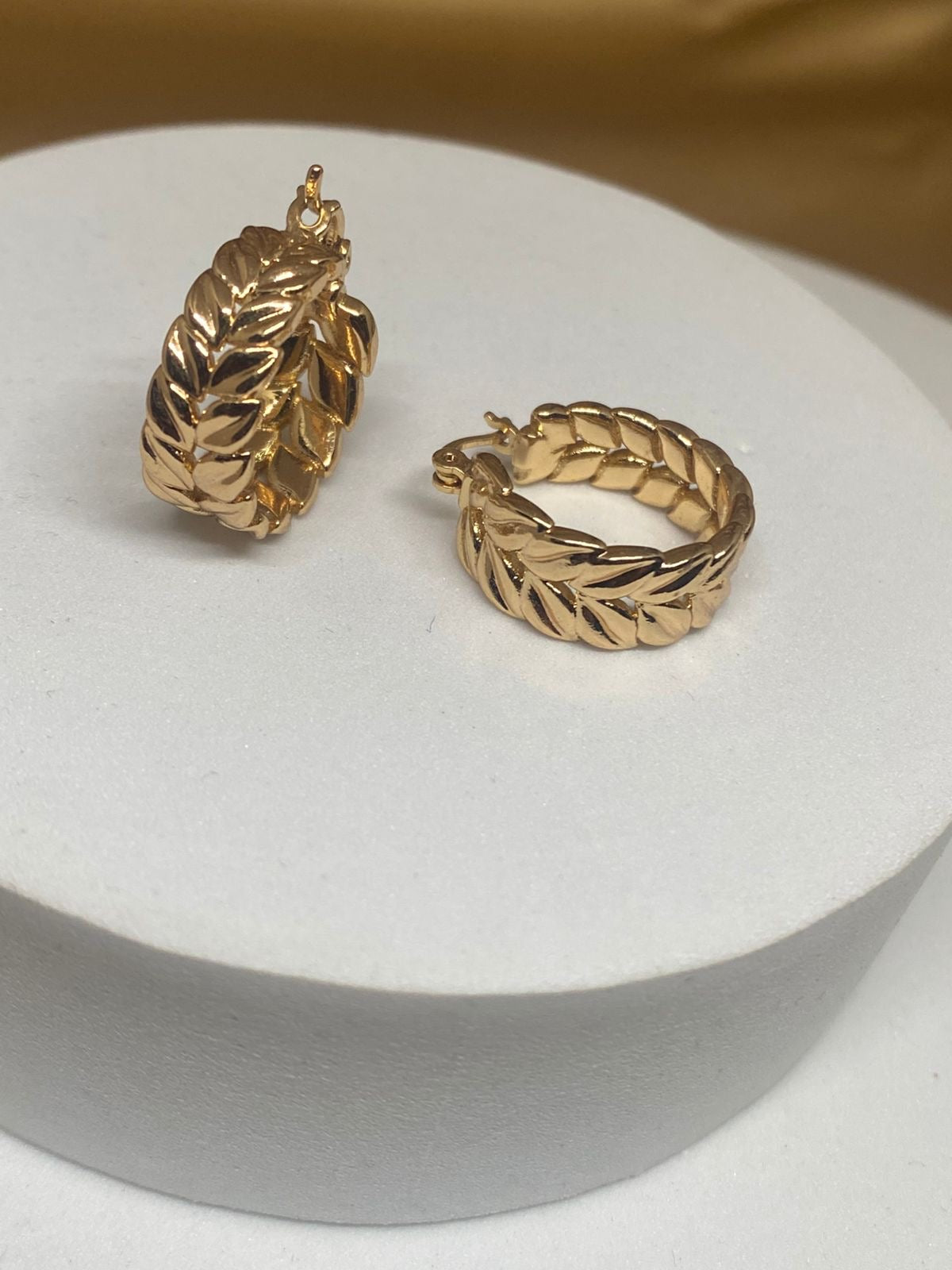 A26215 Arete tipo hoja    Material: Oro Laminado 18k .