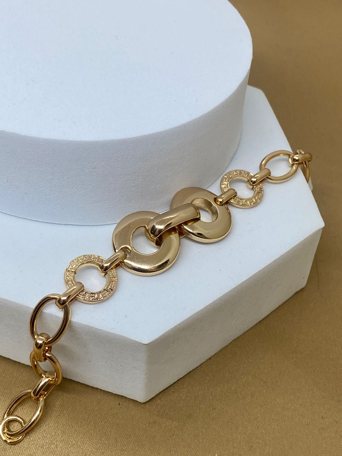 P26530 Pulso con círculos grandes  Material: Oro laminado 18k