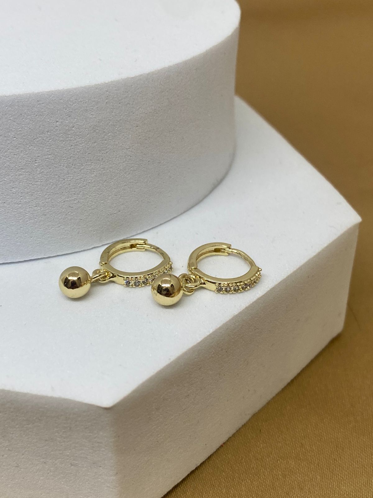 A26517 Arete con bolita colgante  Material: Oro Laminado 14k