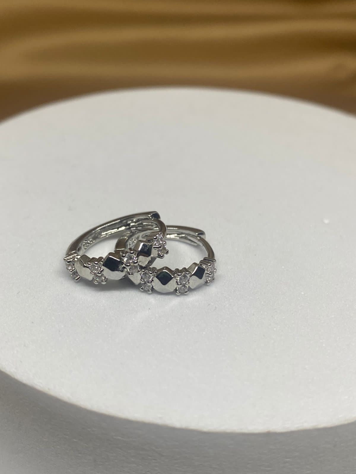 A26212 Arete con piedra  Material: Rodio .