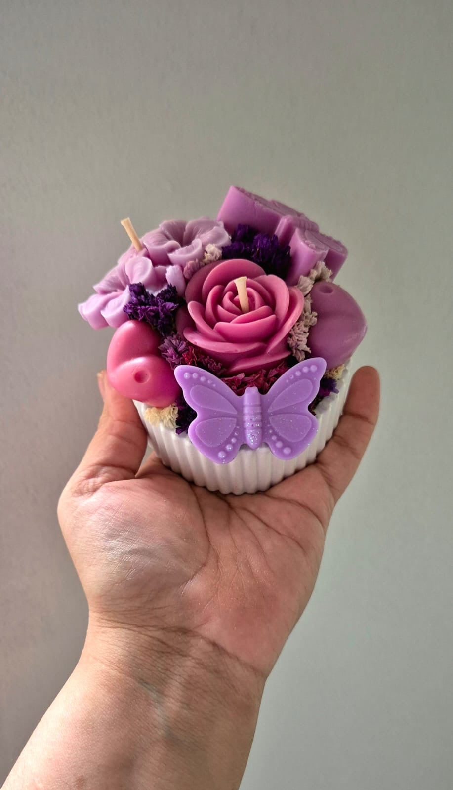 Bouquet aromatico con Mariposas en tonos morados y lilas   Aroma Fresa con frutos rojos