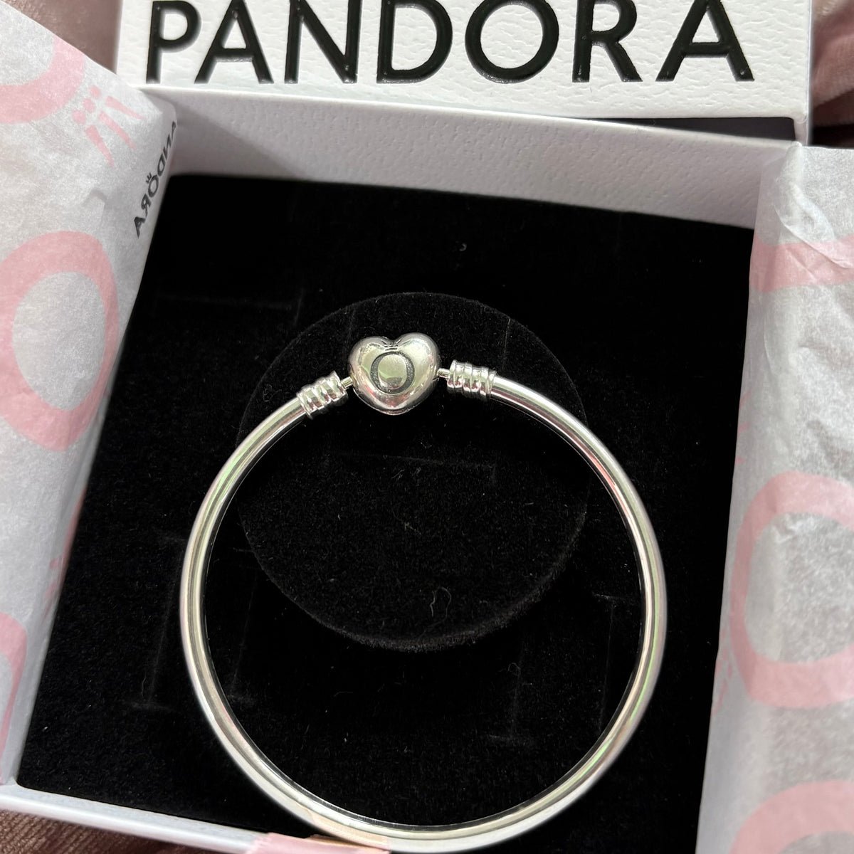 P28 Brazalete estilo Pandora Incluye caja Material: Baño de plata.