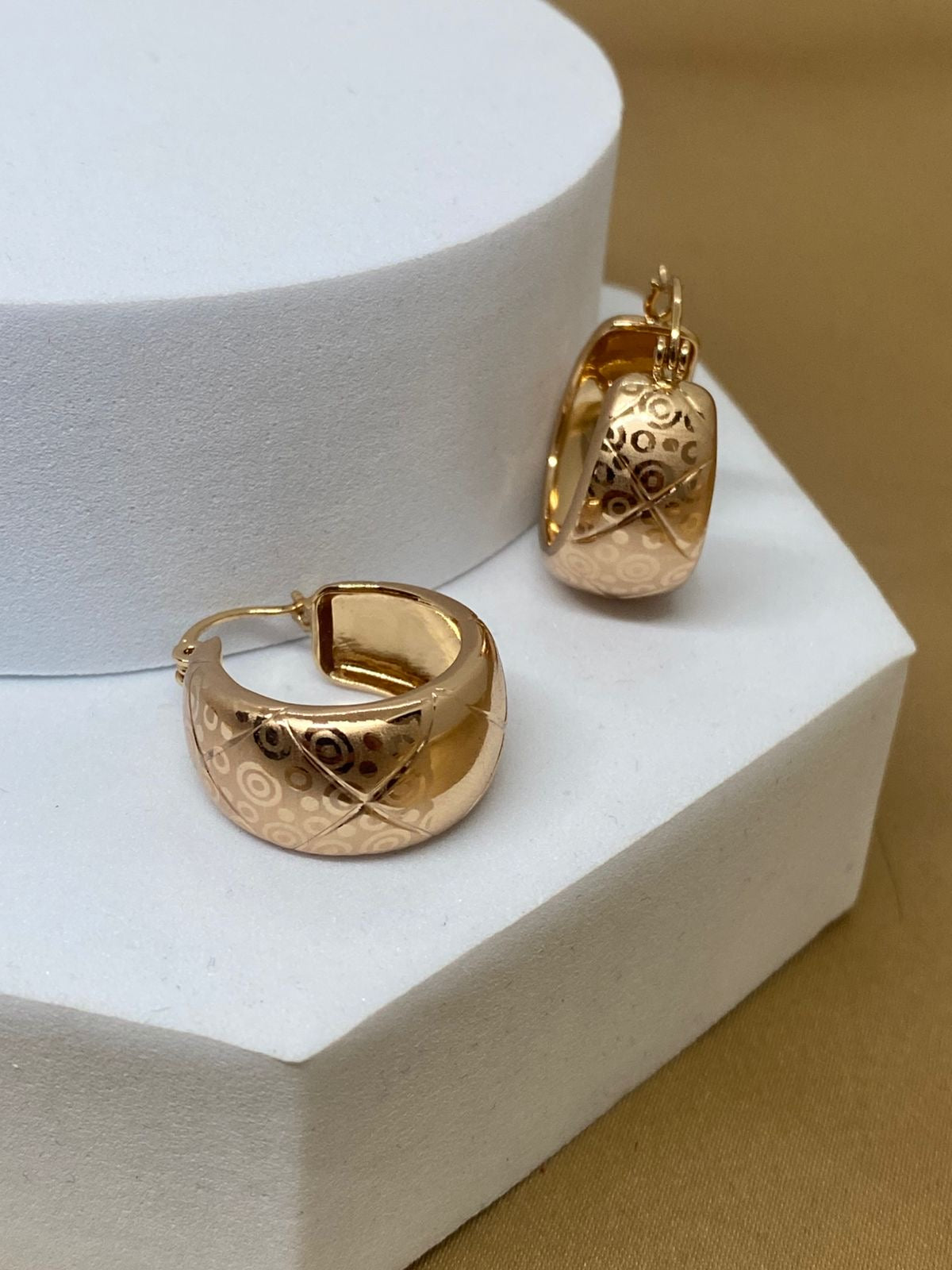 A26529 Arracada ancha con círculos    Material: Oro laminado 18k