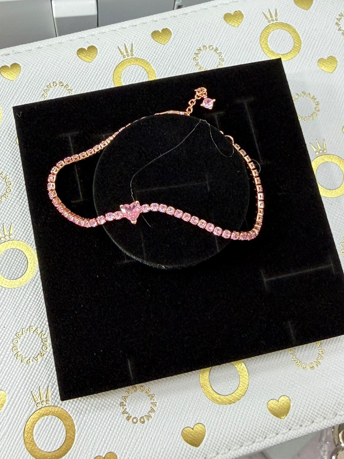 P55 BRAZALETE CORAZÓN BRILLANTE ROSE GOLD INCLUYE CAJA Material: Baño de plata.