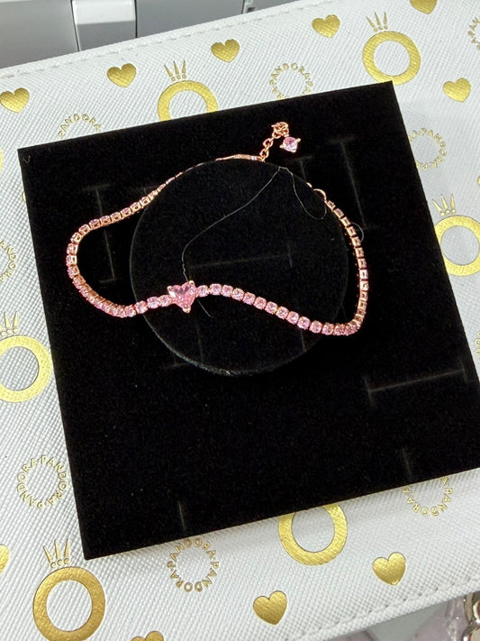 P55 BRAZALETE CORAZÓN BRILLANTE ROSE GOLD INCLUYE CAJA Material: Baño de plata.