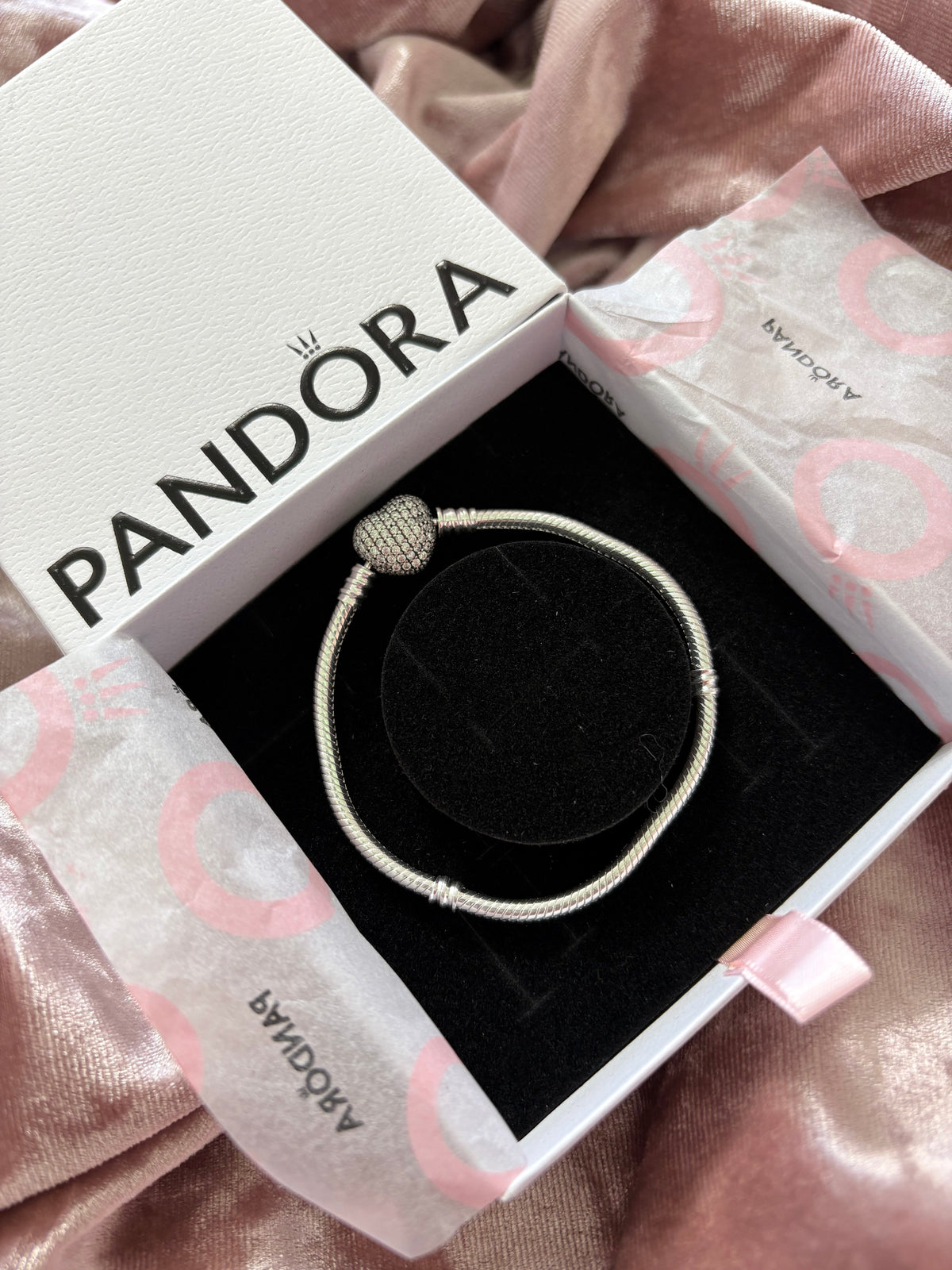 P03 Brazalete estilo Pandora incluye caja. Material: Baño de plata.