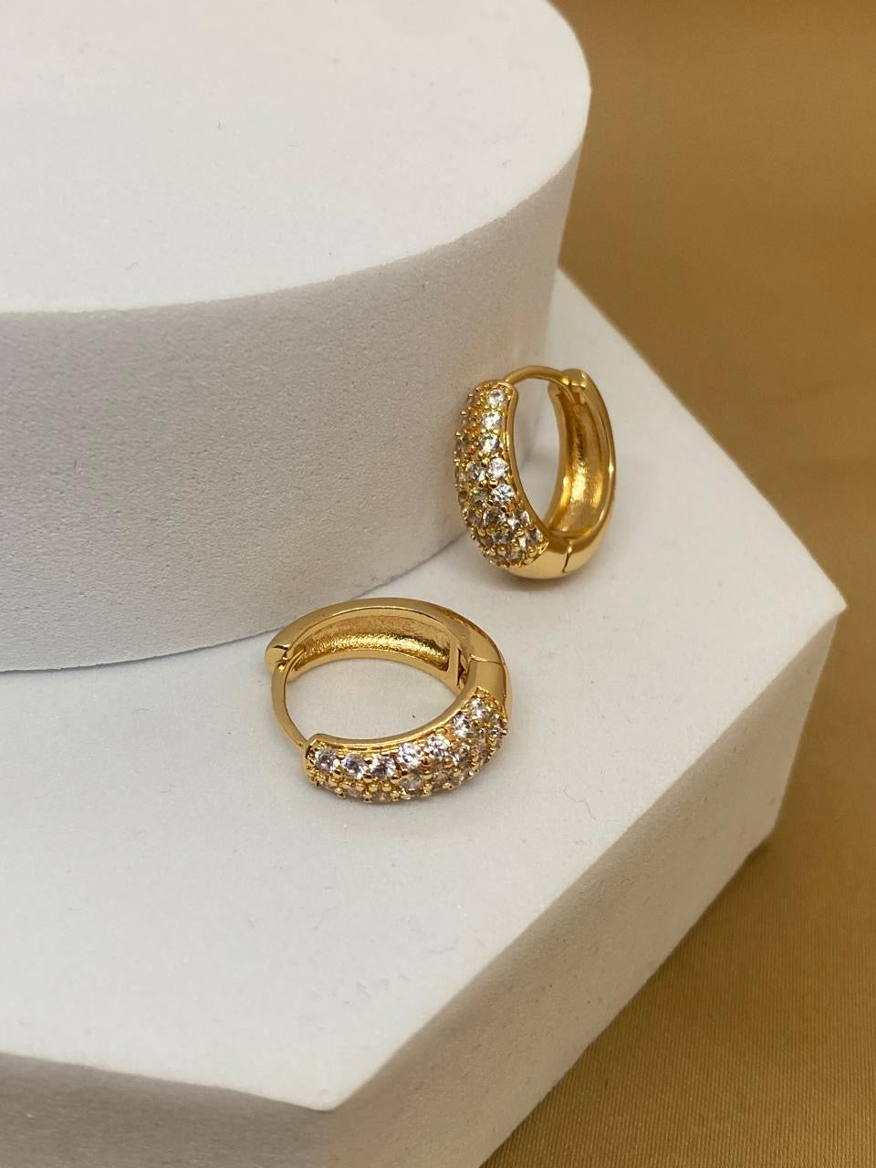 A26502 Arracada con piedra mini.         Material: Oro Laminado 18k.