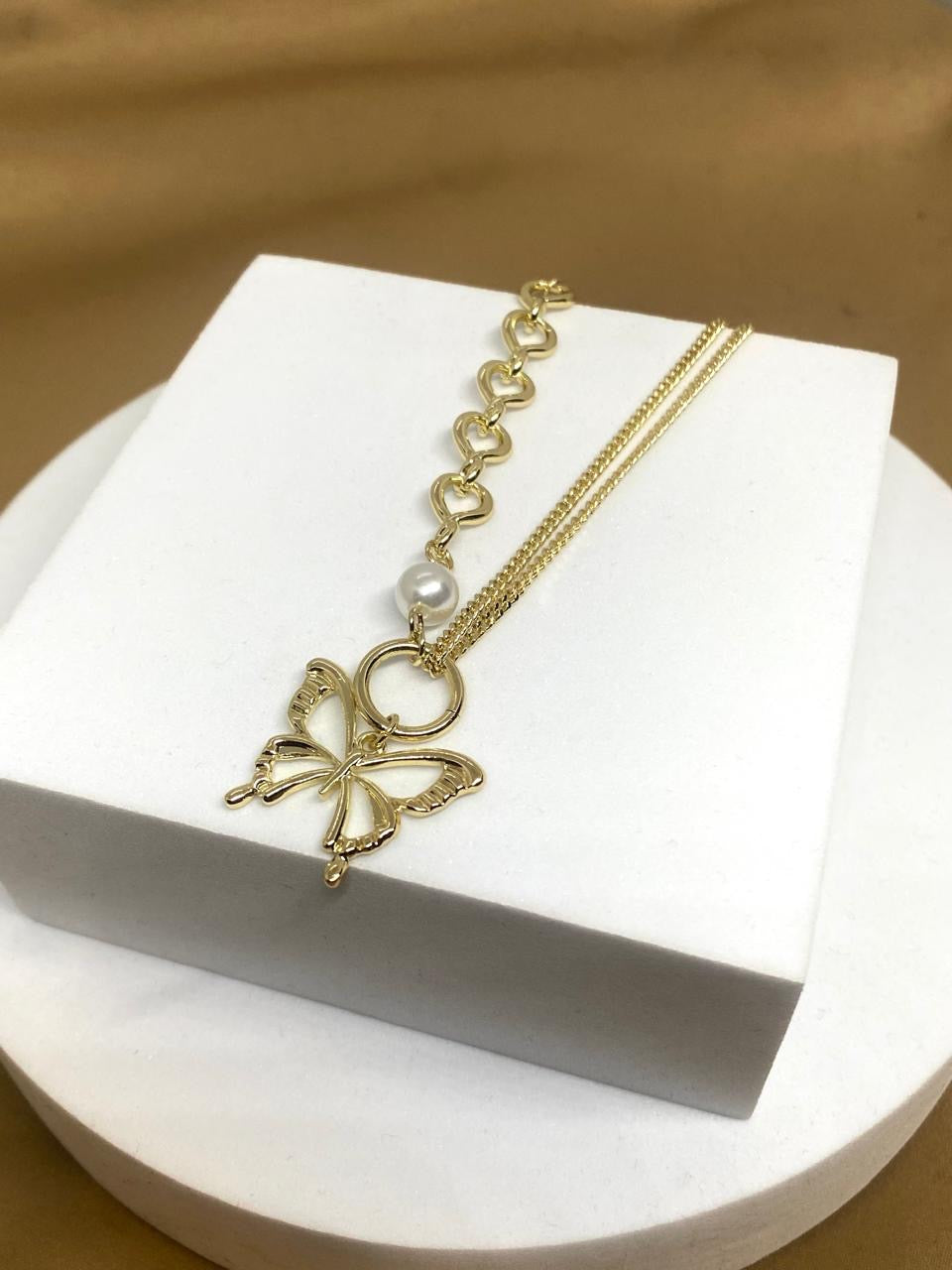 C2674 Collar Mariposa con Perla Material; Oro Laminado 14k