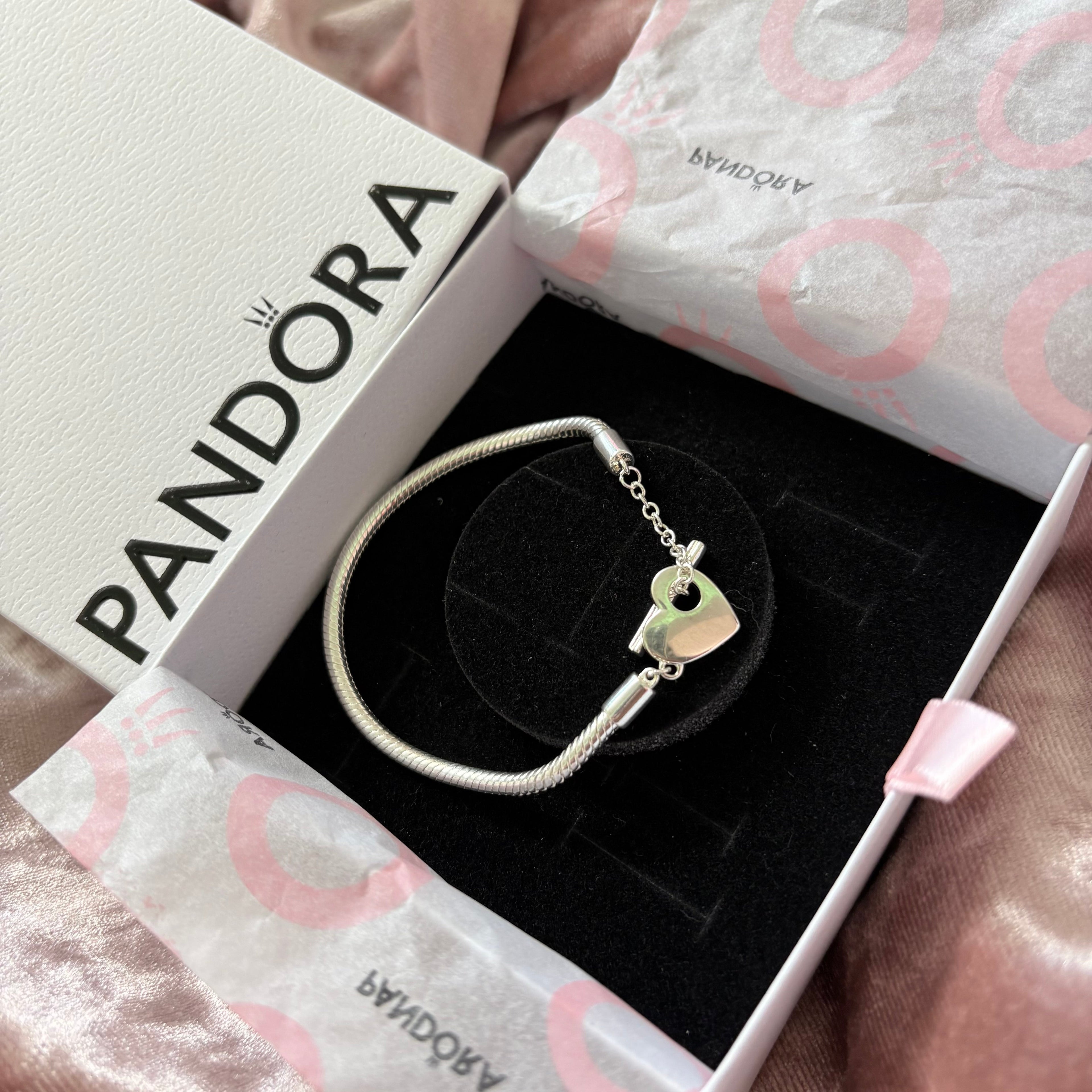 P10 Brazalete estilo Pandora incluye caja. Material: Baño de plata.