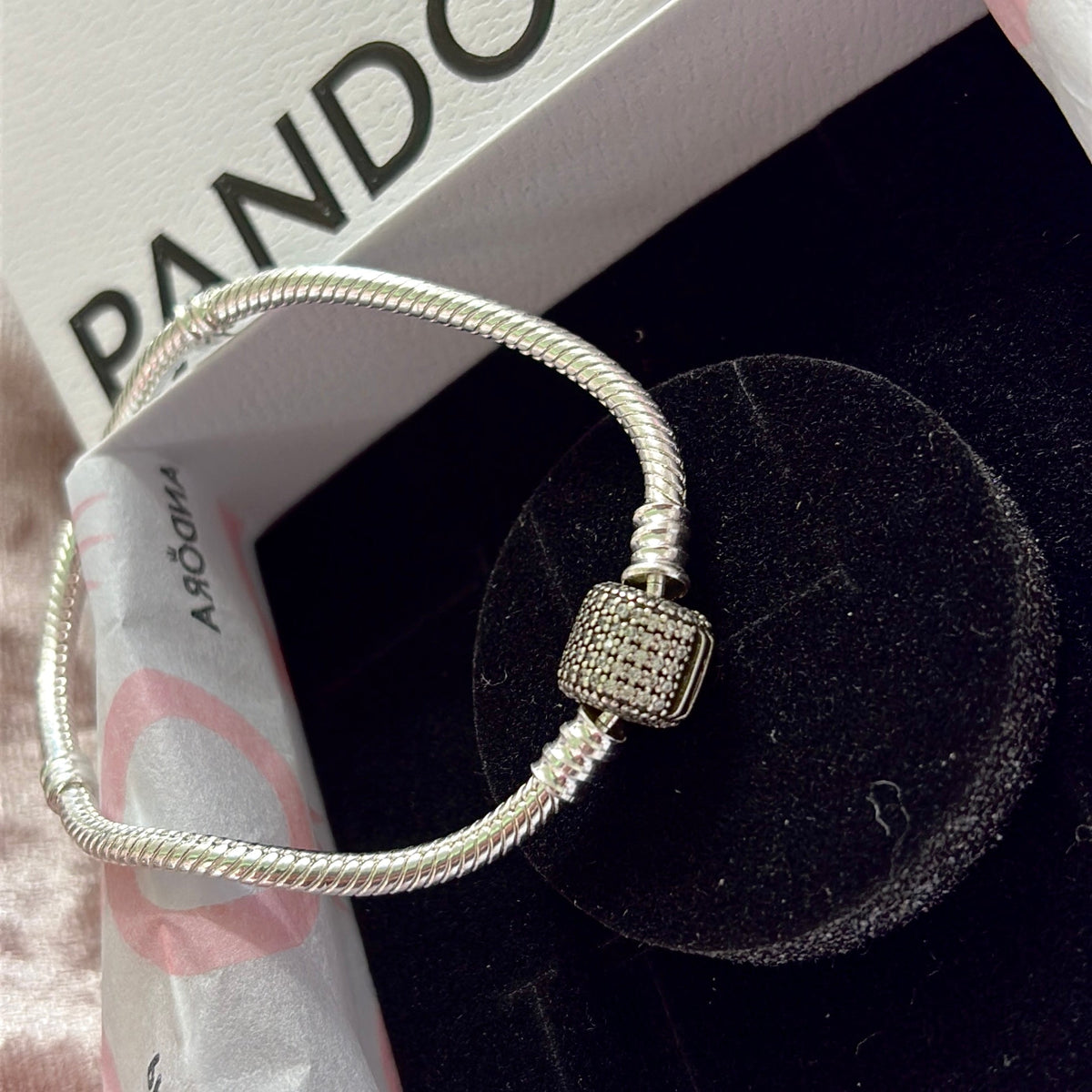P02 Brazalete estilo Pandora incluye caja. Material: Baño de plata.