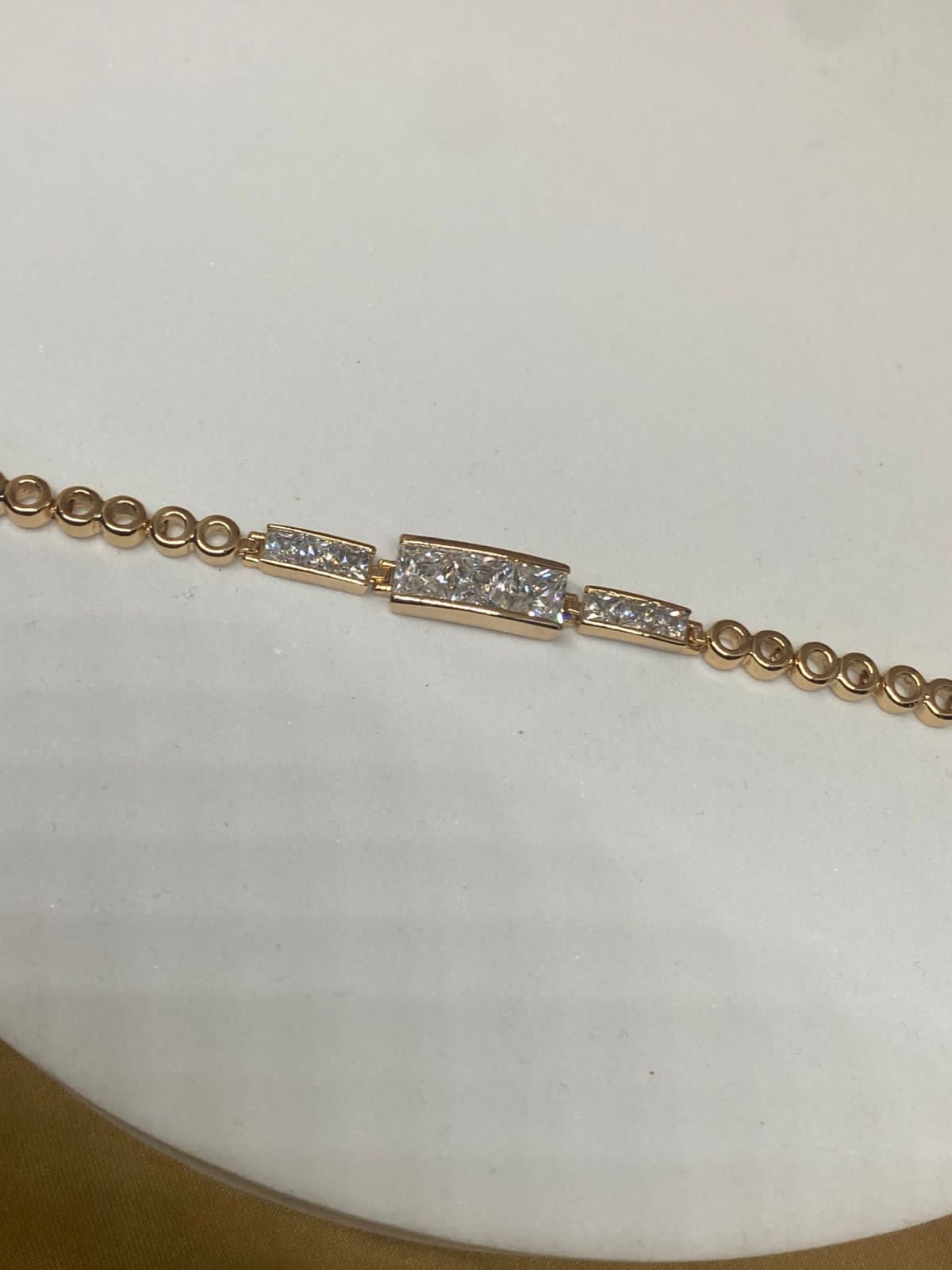 P26222 Pulsera con cuadro con piedra    Material: Oro Laminado 18k.