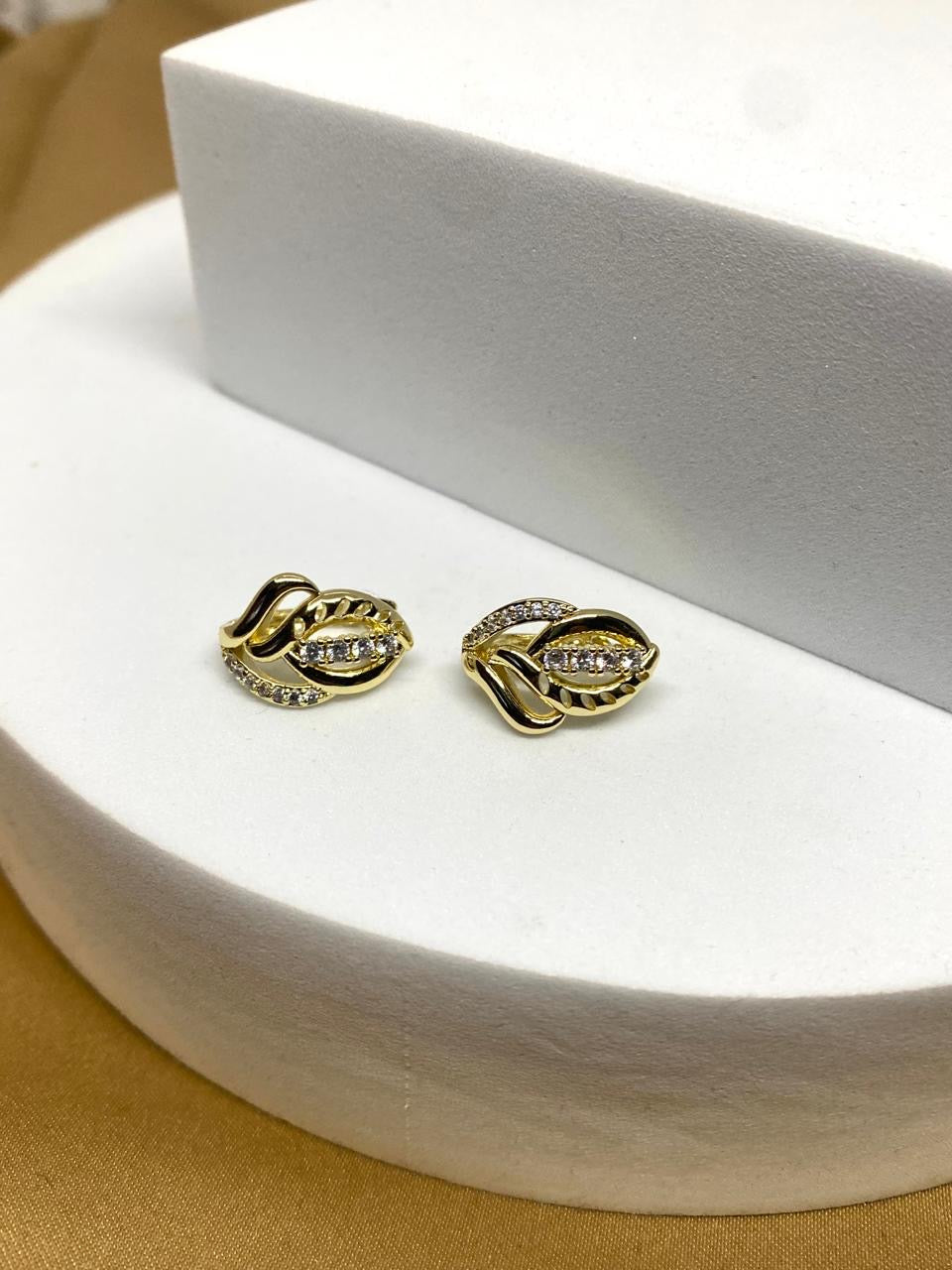A26103 Arete hoja con piedra Material: Oro Laminado 14k