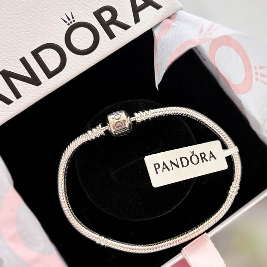P16 Brazalete estilo Pandora incluye caja. Material: Baño de plata.