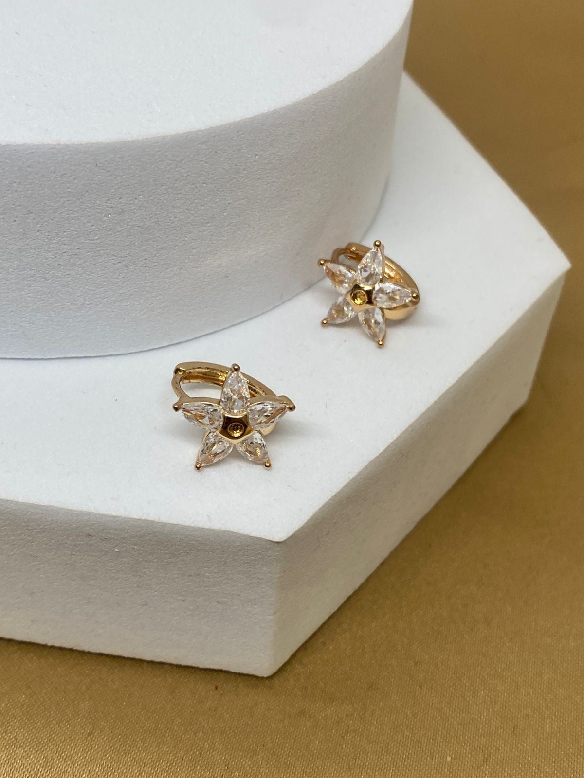 A26521 Arete con flor de piedra blanca   Material: Oro laminado 18k