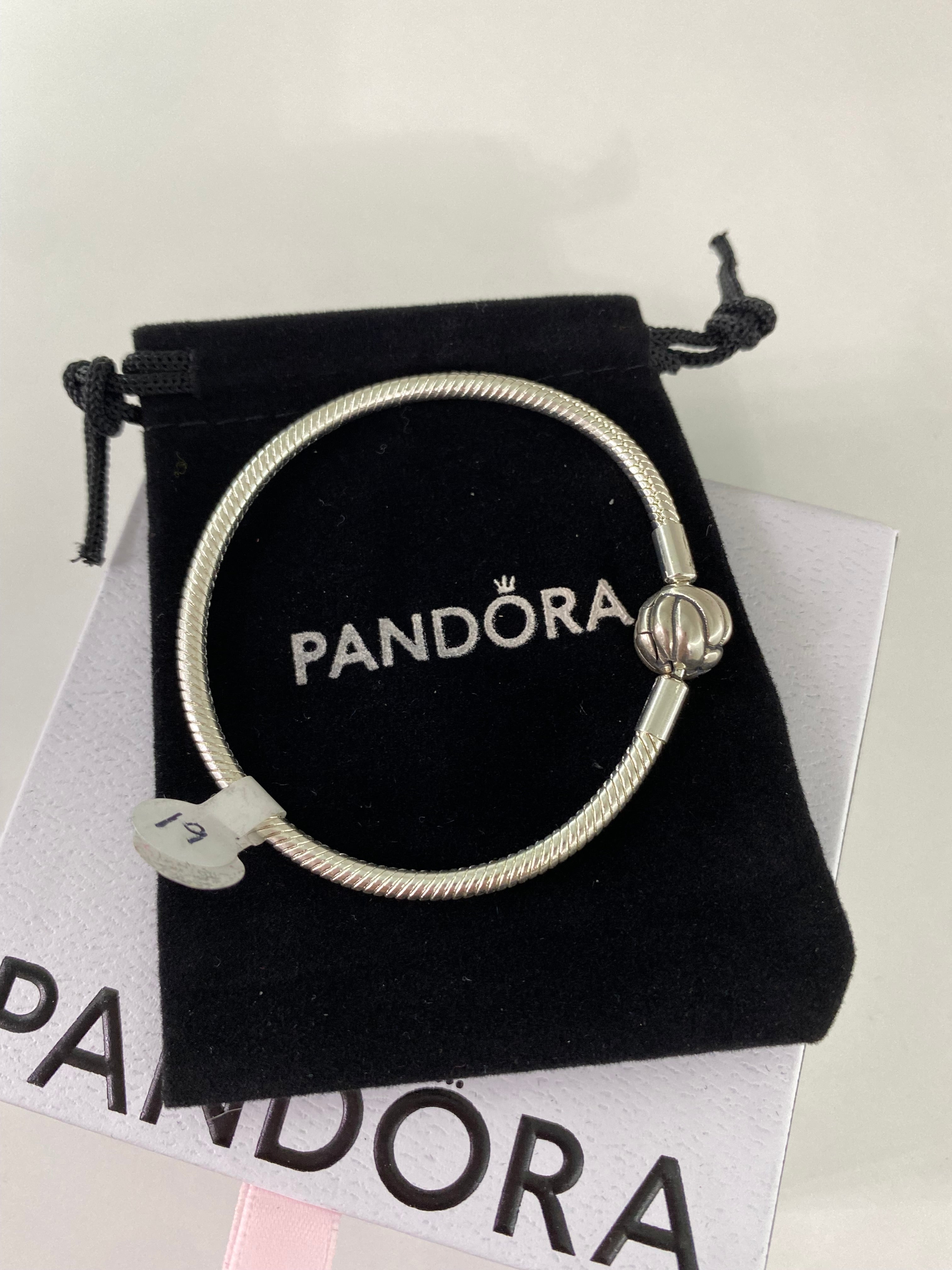 P06 Brazalete estilo Pandora incluye caja. Material: Baño de plata.