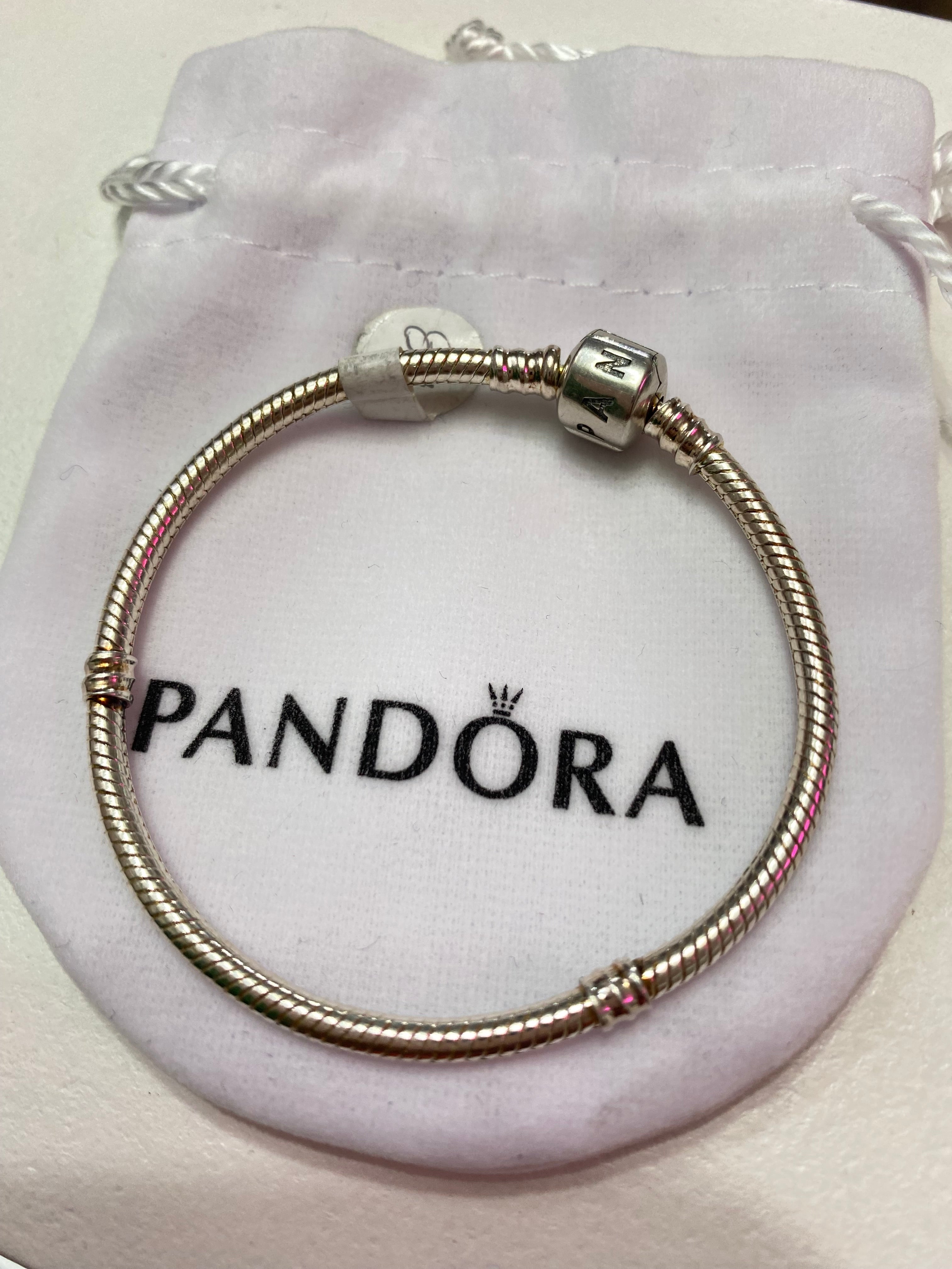 P16 Brazalete estilo Pandora incluye caja. Material: Baño de plata.