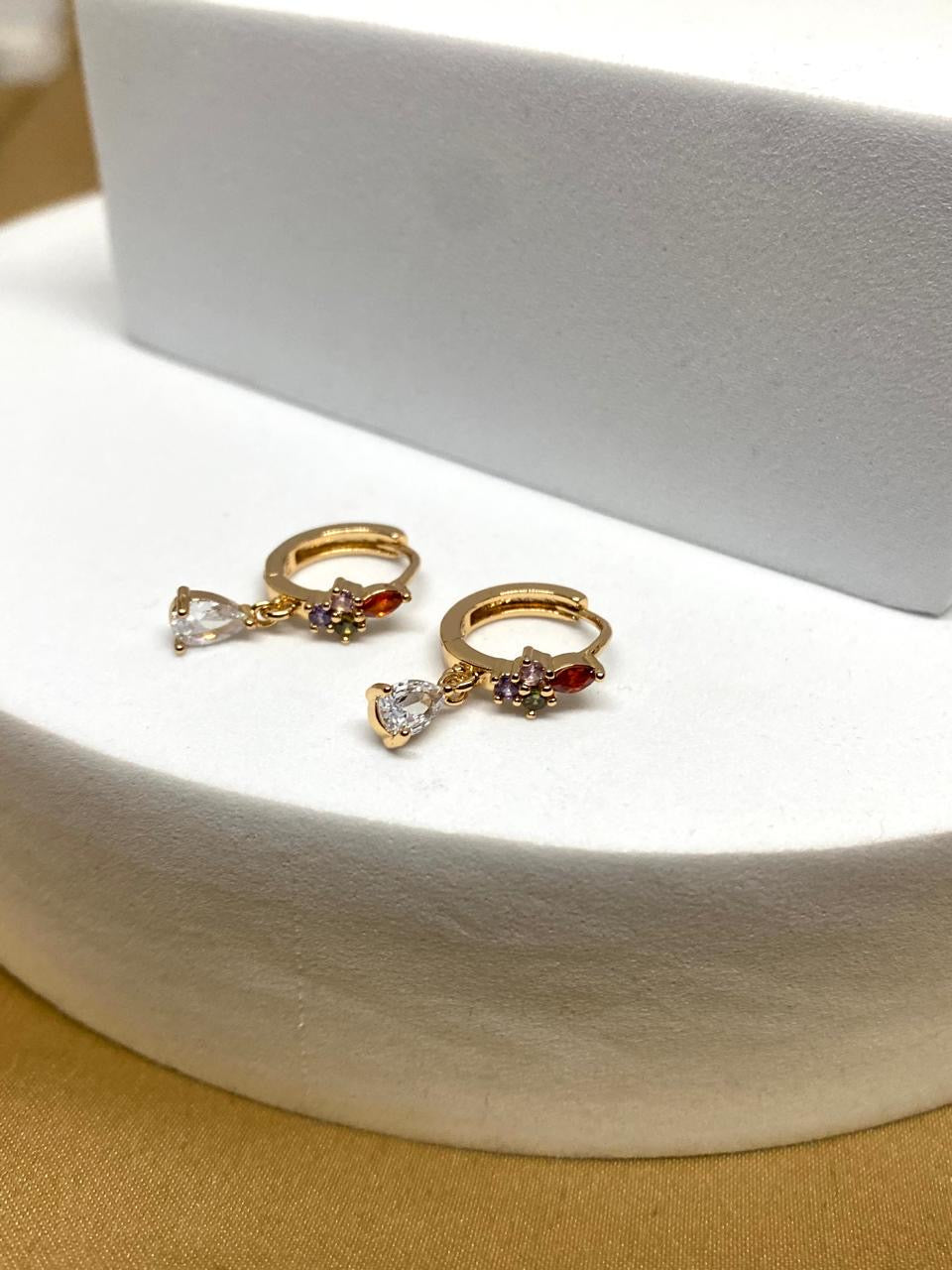 A26102 Arete colgante gota  Material: Oro Laminado 18k