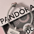 P05 Brazalete estilo Pandora incluye caja. Material: Baño de plata.