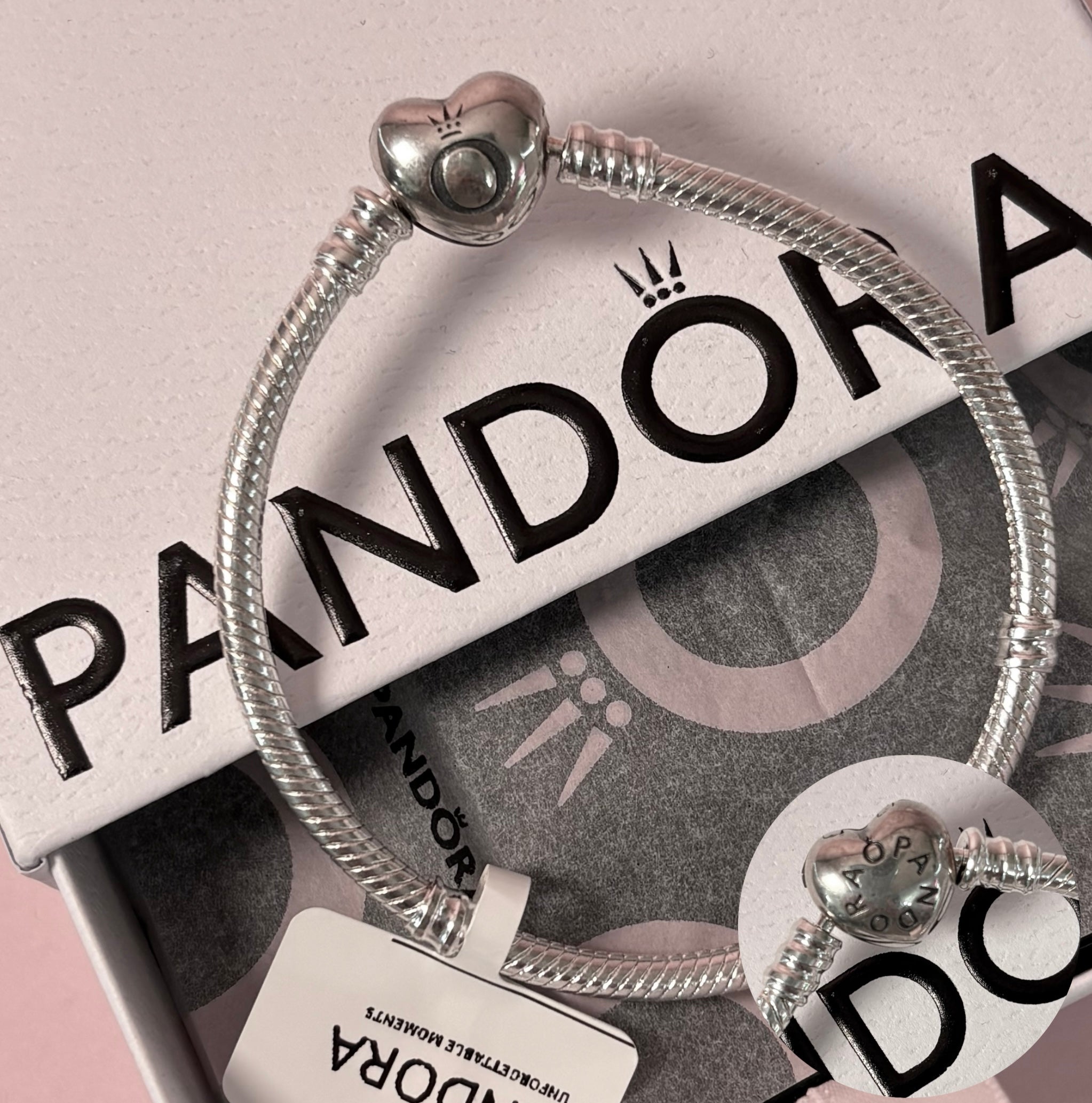 P05 Brazalete estilo Pandora incluye caja. Material: Baño de plata.