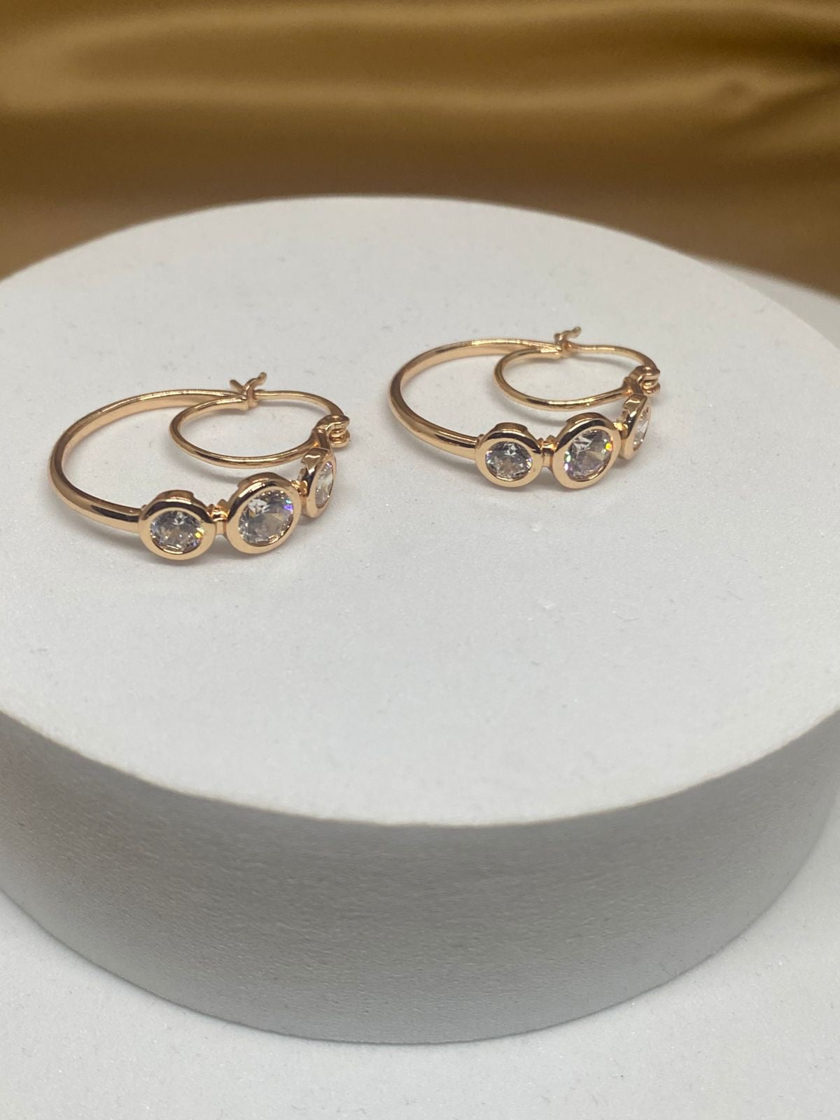 A26188 Arete tres piedras               Material:Oro laminado 18k .