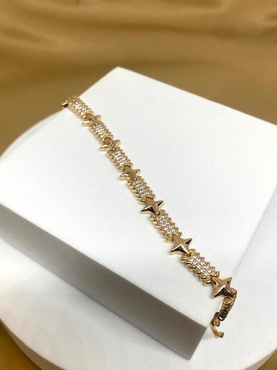 P2676 Pulso estrella con piedra Material: Oro laminado 18k