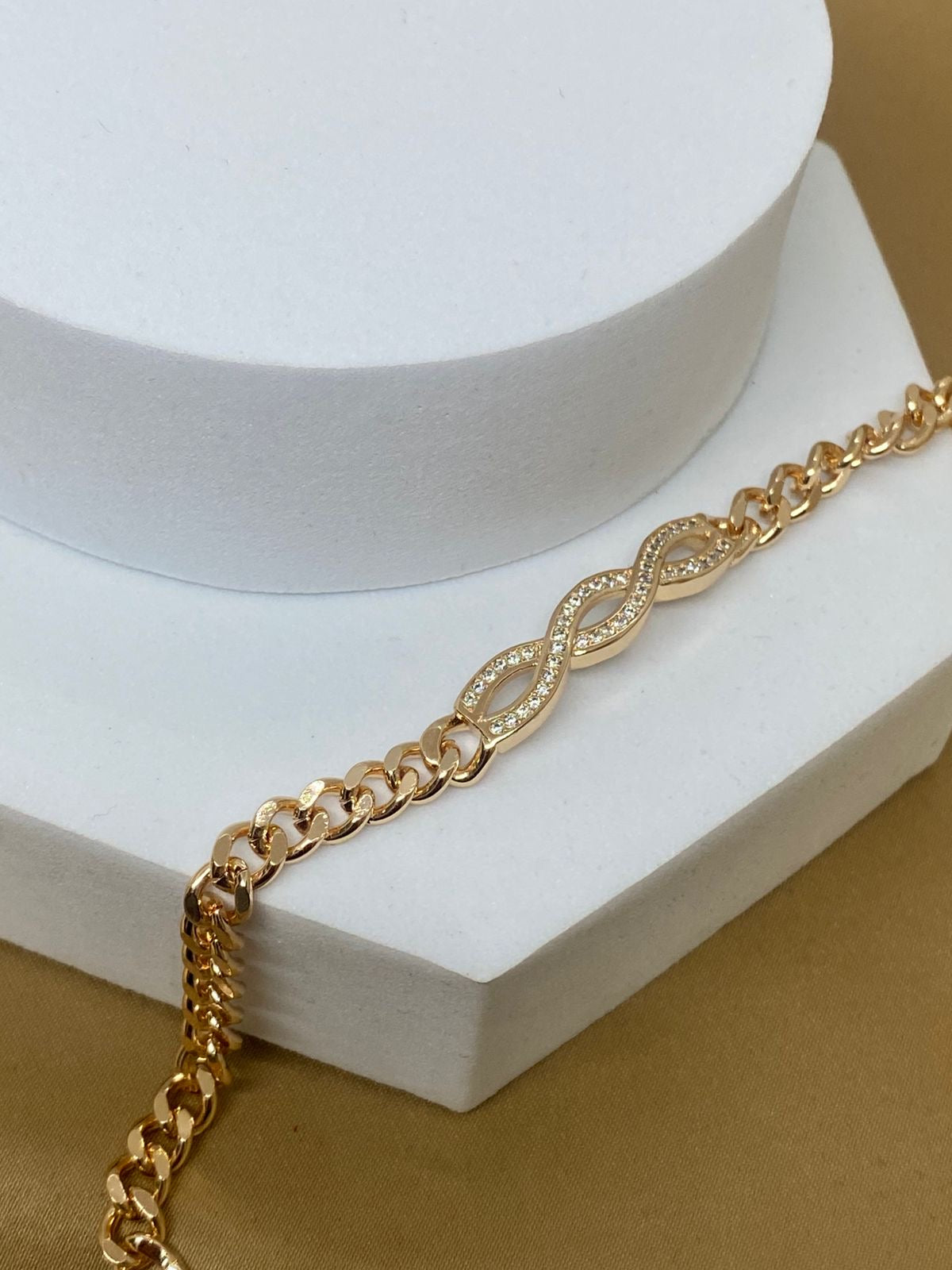 P26534 Pulso infinito triple Material: Oro laminado 18k