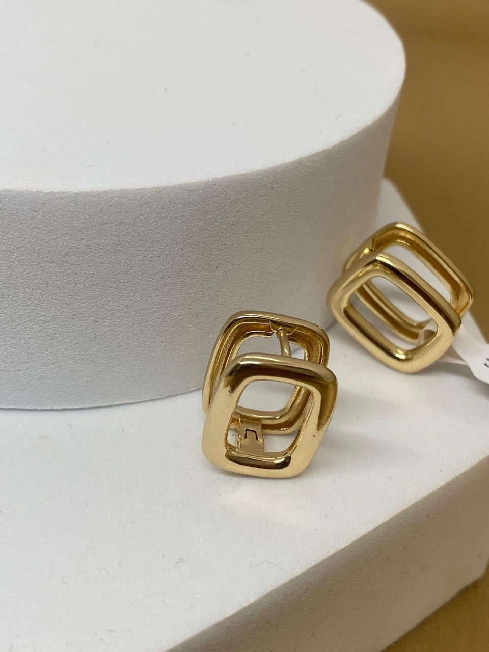 A26510 Arete Cuadrado  Material: Oro Laminado 18k