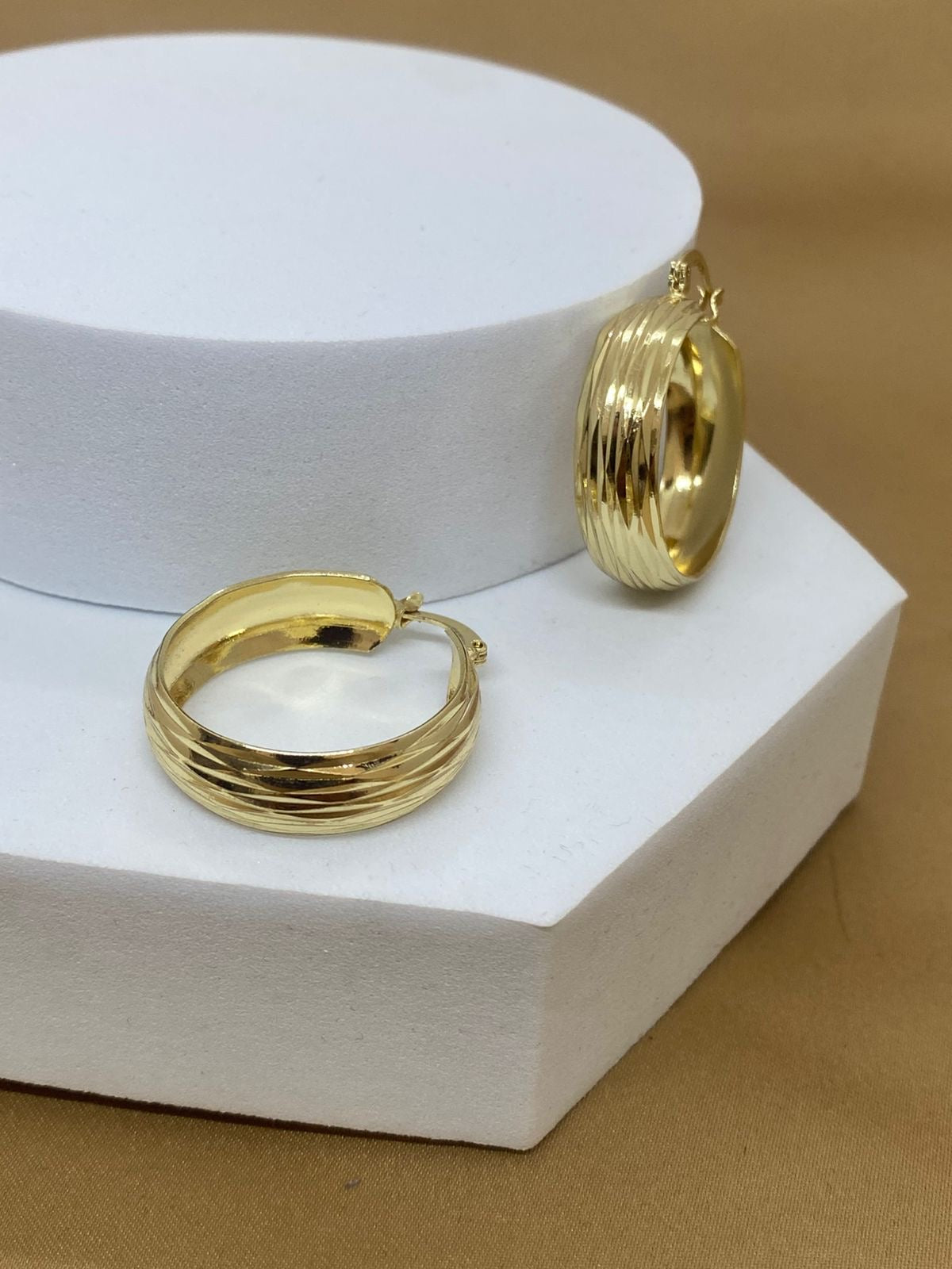 A26500 Arracada con líneas                Material: Oro Laminado 18k.