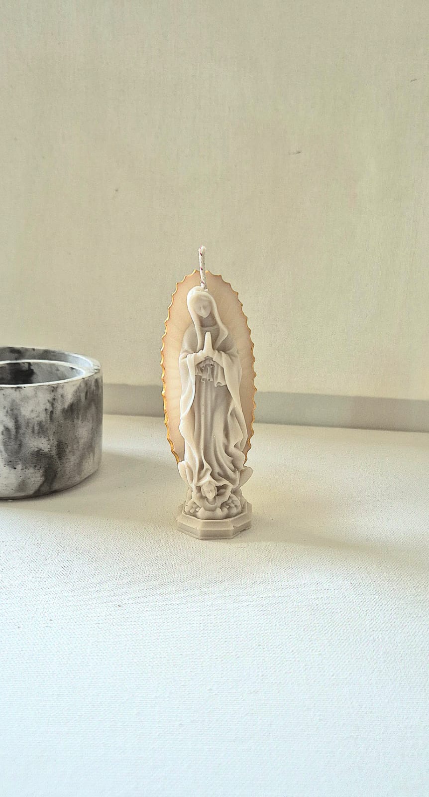 Vela virgen de Guadalupe  Aroma Manzana-Canela  Color Beige con toque Dorado