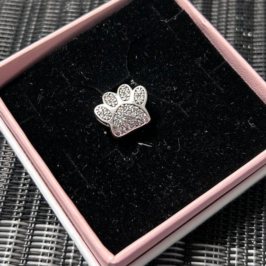 CHP235 Charm huella de perrito