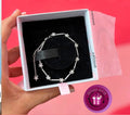 P46 Brazalete Estrellas estilo Pandora incluye caja. Material: Baño de plata.