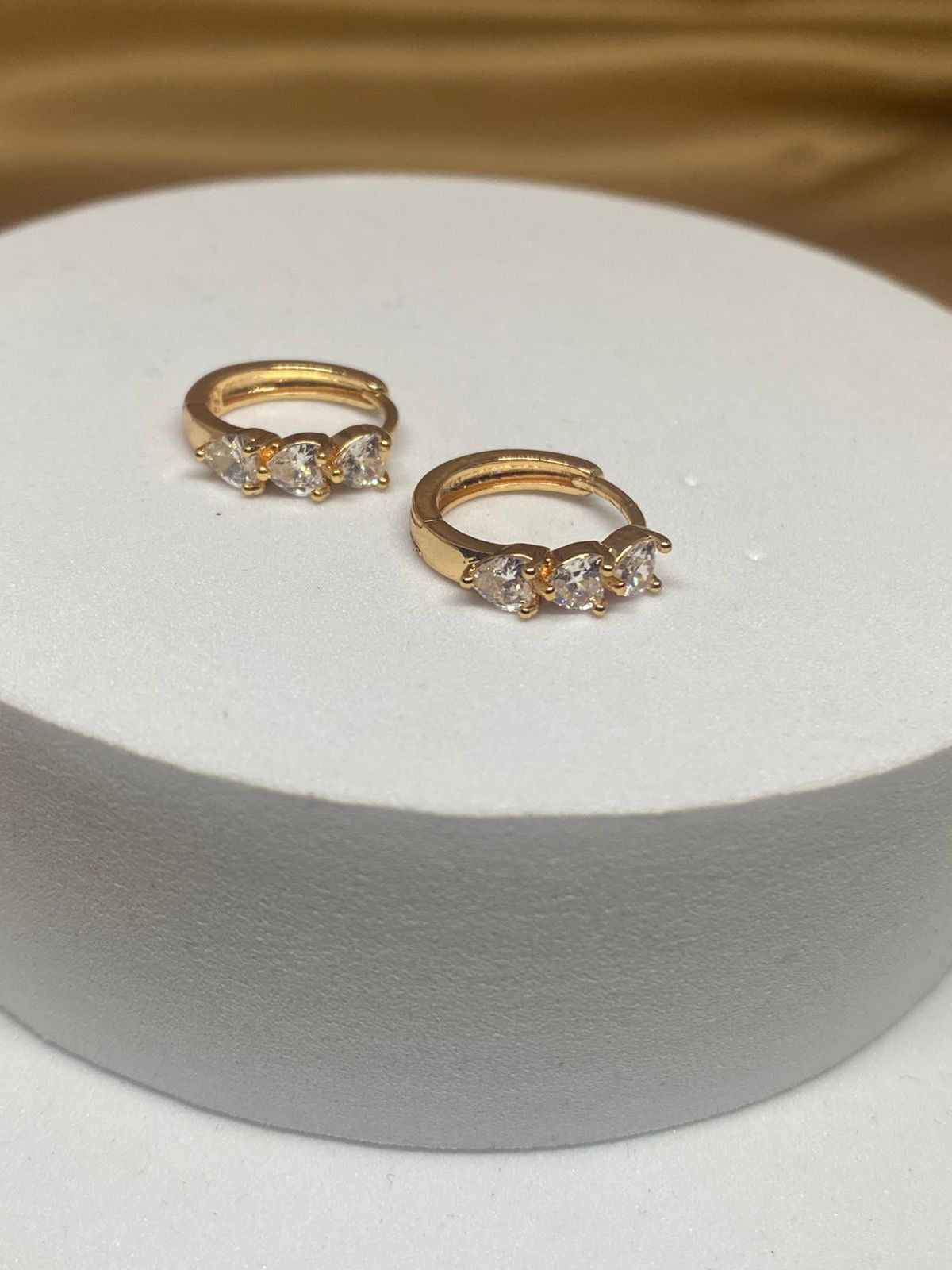 A26210  Arete con piedra de corazón   Material: Oro Laminado 18k.