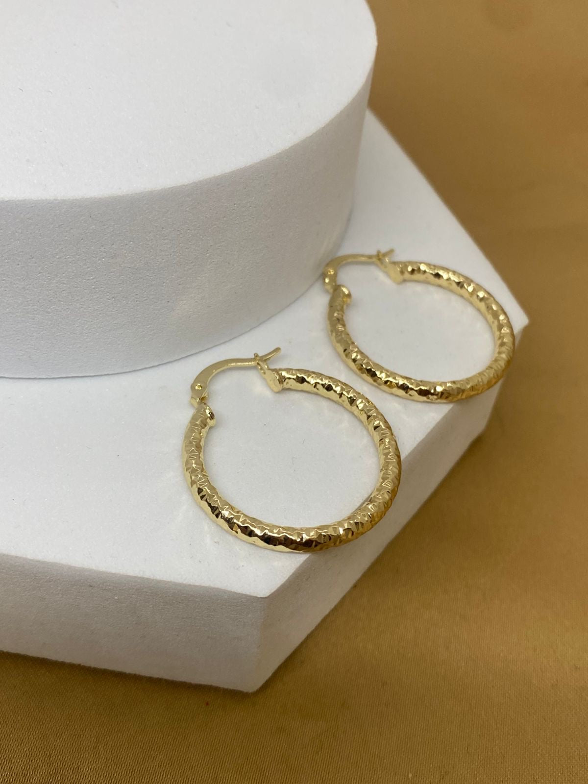 A26526 Arracada mediana    Material: Oro laminado 14k