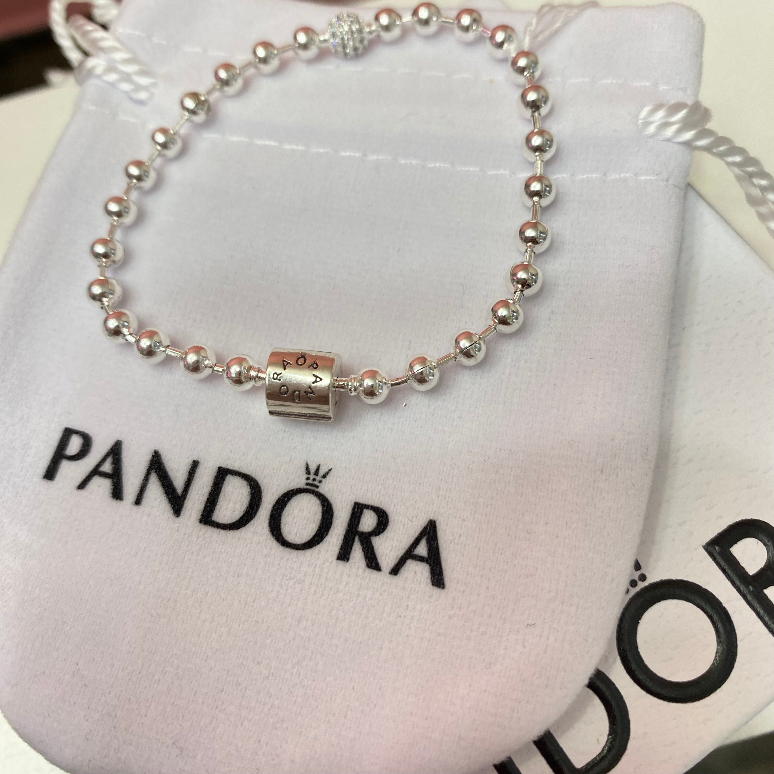 P22 Brazalete estilo Pandora Incluye caja.Material: Baño de plata.