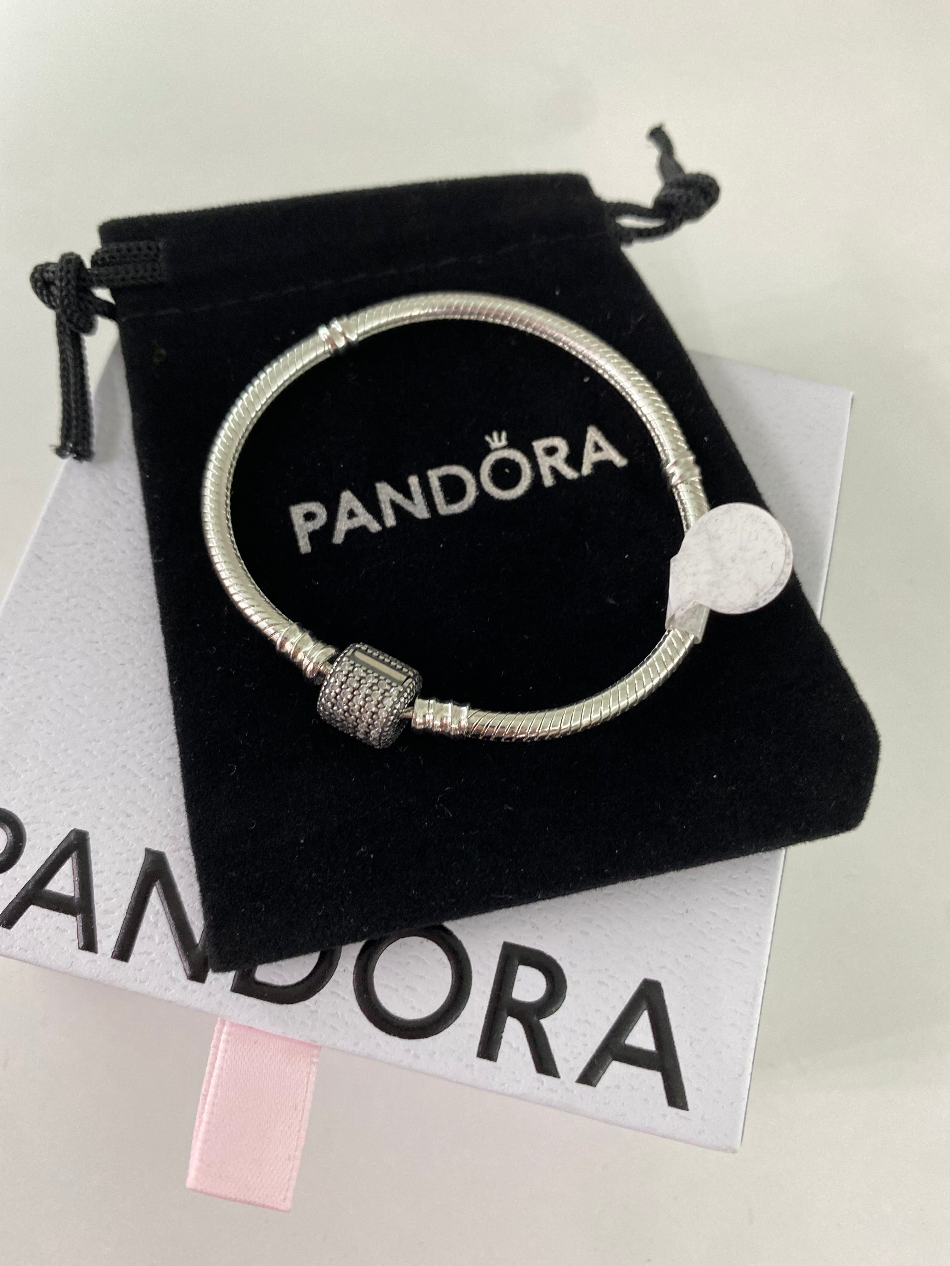 P02 Brazalete estilo Pandora incluye caja. Material: Baño de plata.