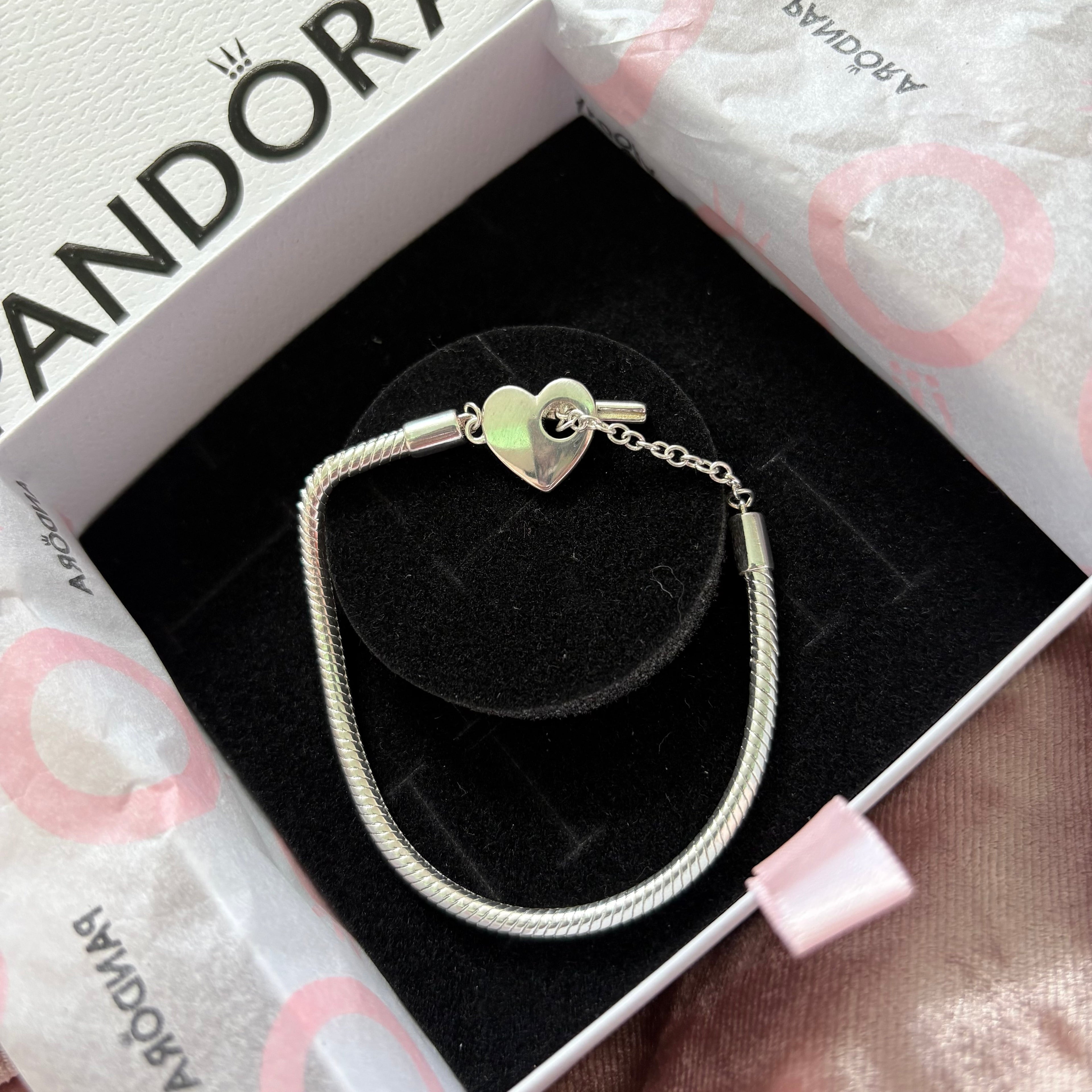 P10 Brazalete estilo Pandora incluye caja. Material: Baño de plata.