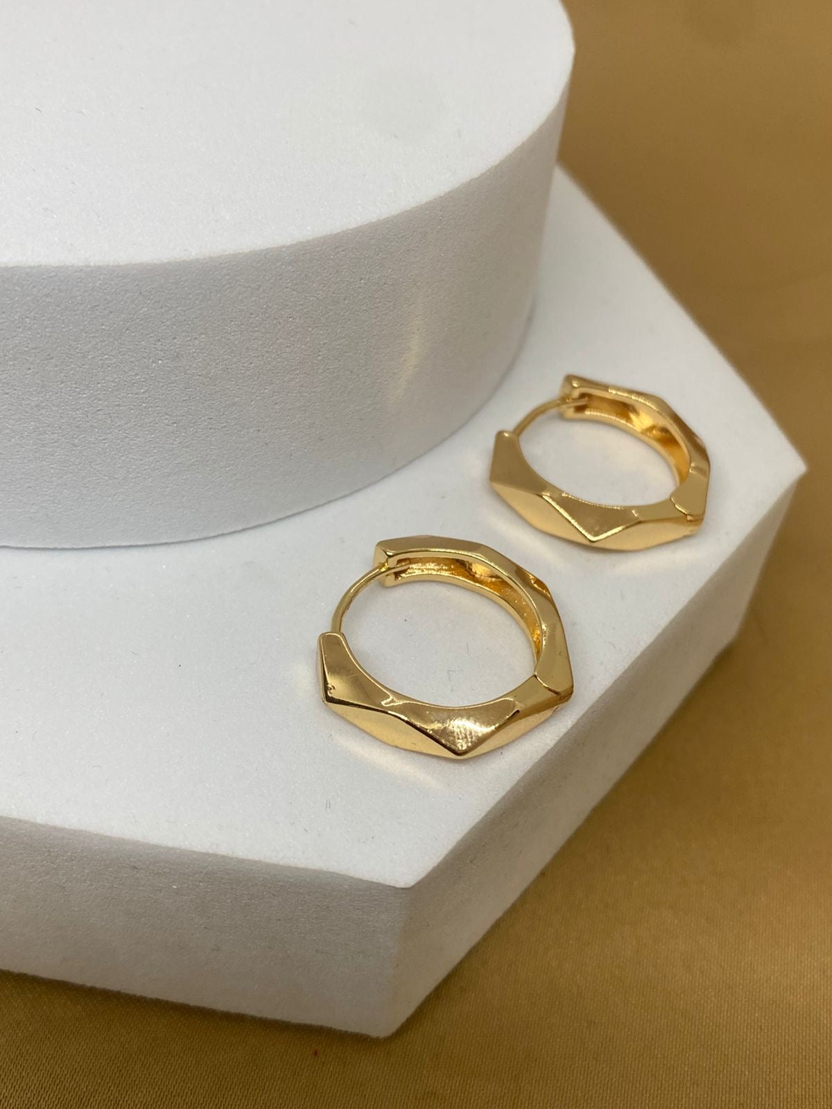 A26528 Arracada con bordes lisa   Material: Oro laminado 18k