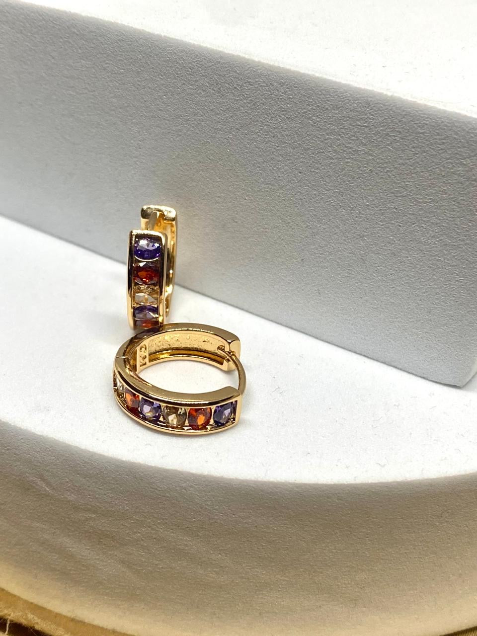 A2694 Arracada con piedra de color Material: Oro Laminado 18k