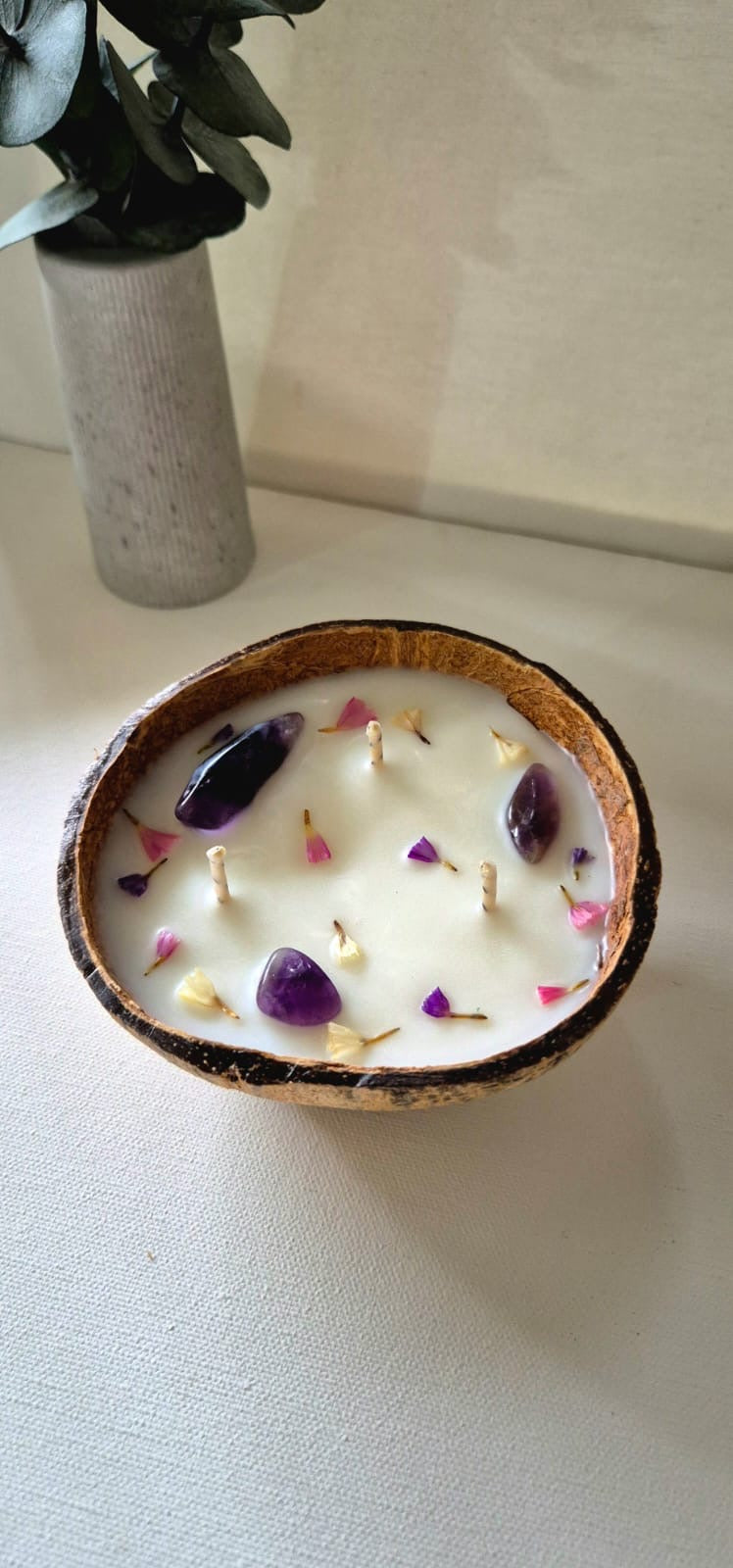 Vela aromatica en base de coco con cuarzos amatista  Aroma Kiwi-sandia con menta