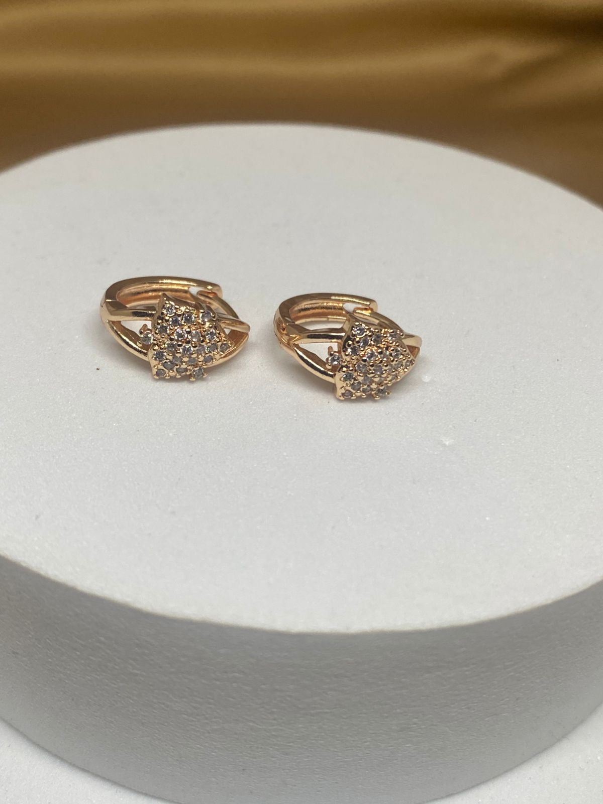 A26209  Arete con piedras  Material: Oro Laminado 18k.