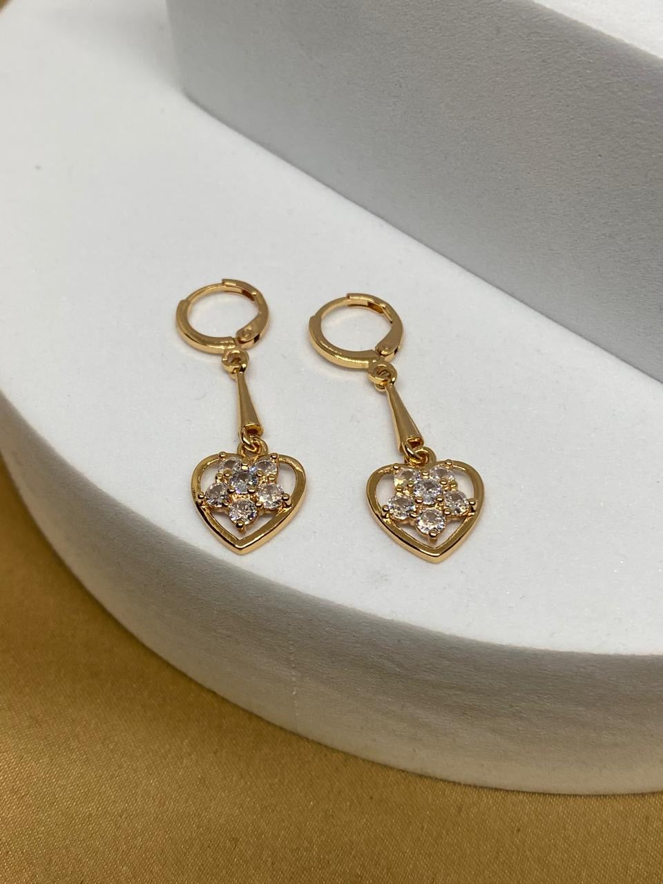 A26101 Arete colgante corazón  Material: Oro Laminado 18k