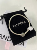 P11 Brazalete estilo Pandora incluye caja. Material: Baño de plata.