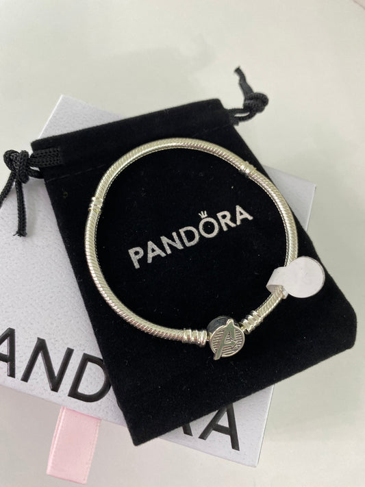 P11 Brazalete estilo Pandora incluye caja. Material: Baño de plata.