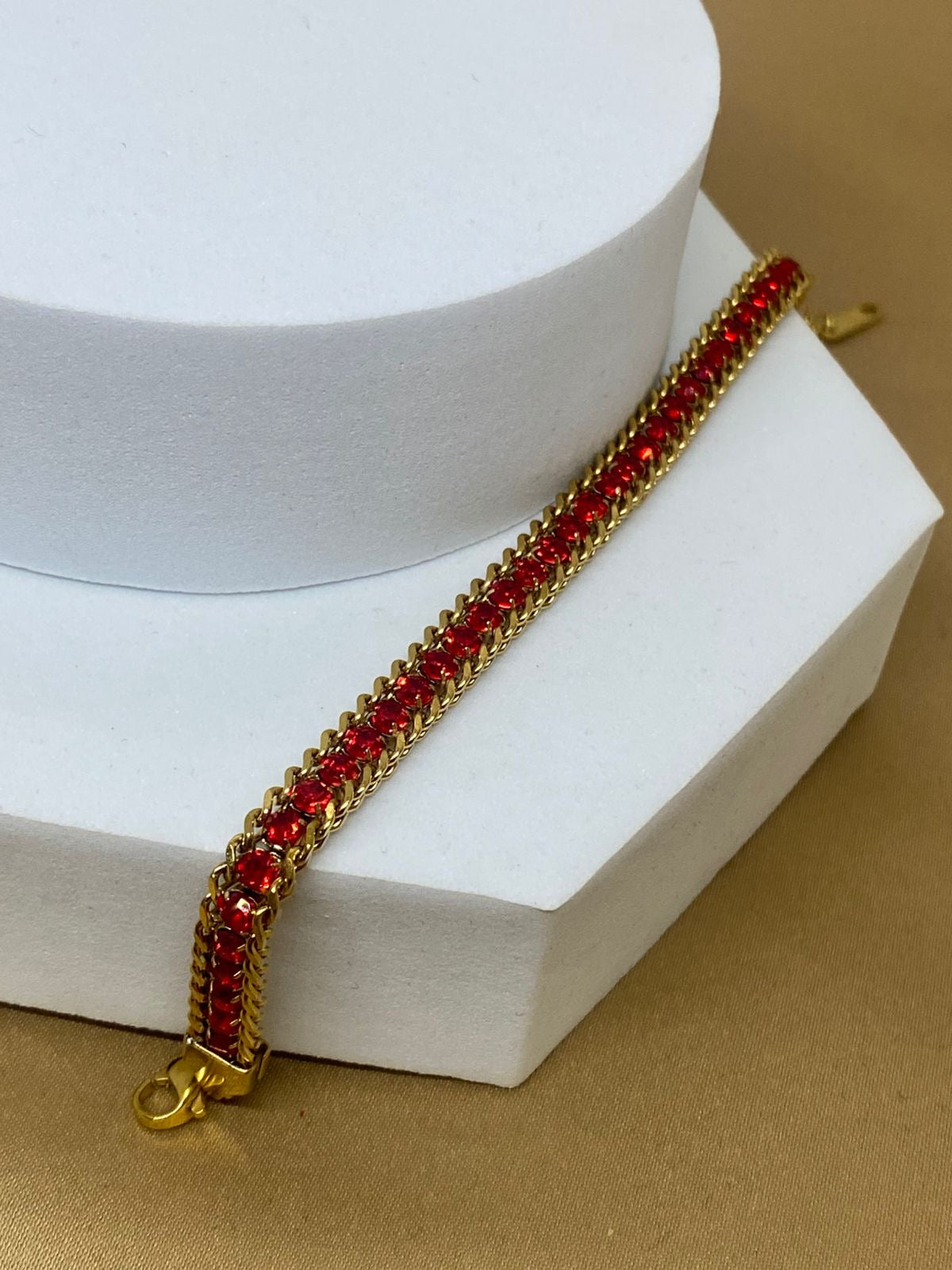 P26531 Pulso con piedra roja  Material: Acero Inoxidable