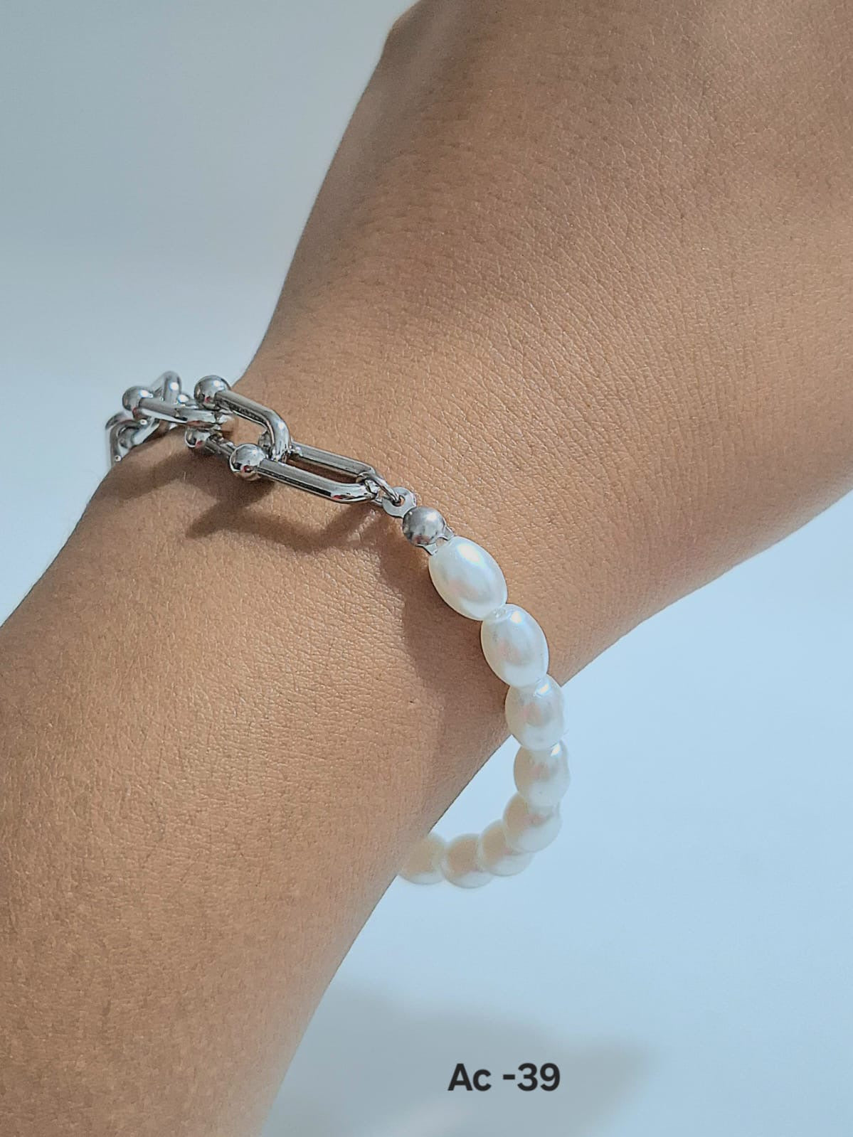 Ac-39 Brazalete en acero inoxidable.
