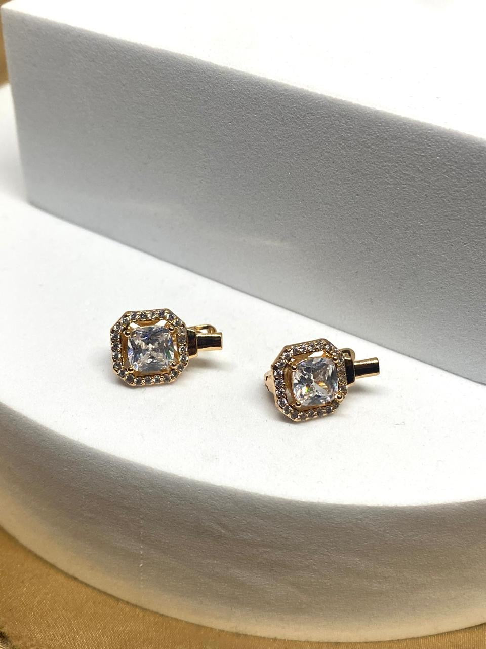 A2690 Arete cuadrado con piedra Material: Oro Laminado 18k