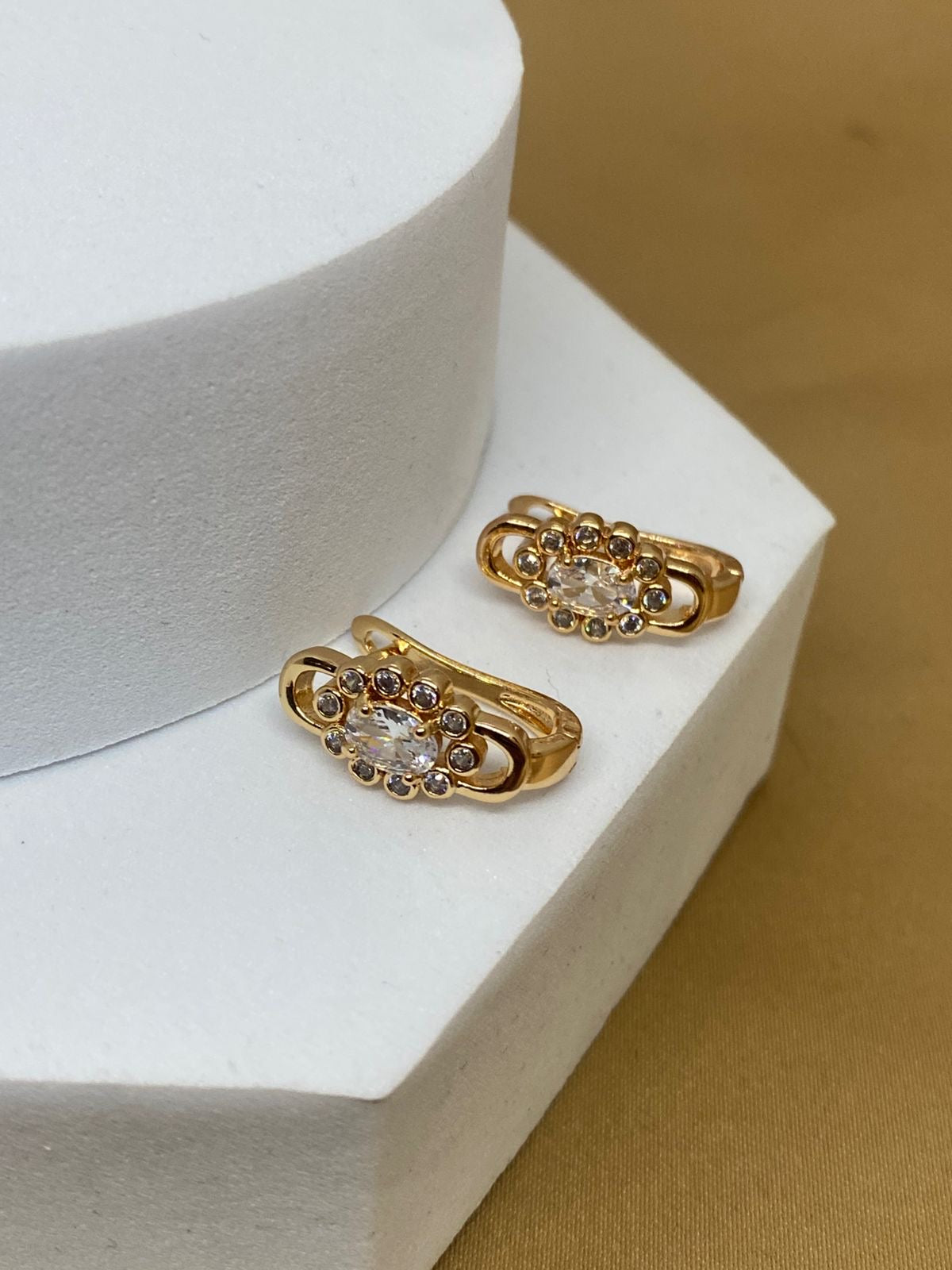 A26519 Arete con piedra óvalo  Material: Oro Laminado 18k