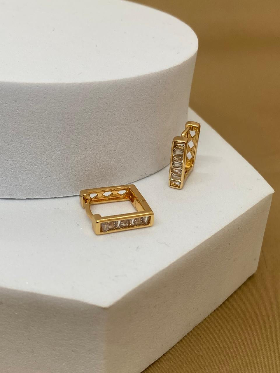 A26509 Arete Cuadrado con piedra blanca  Material: Oro Laminado 18k