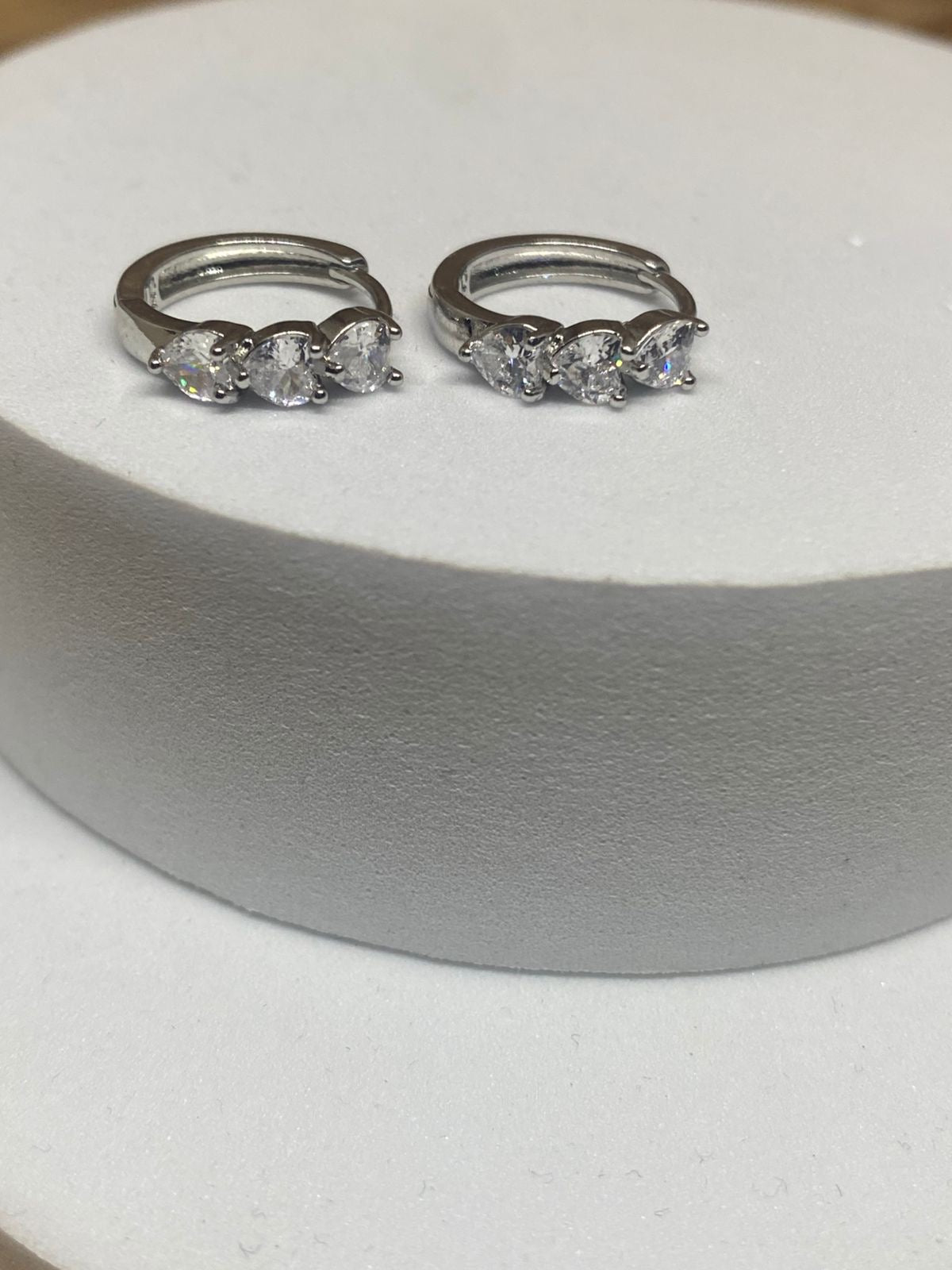 A26211  Arete con piedra de corazón   Material: Rodio .