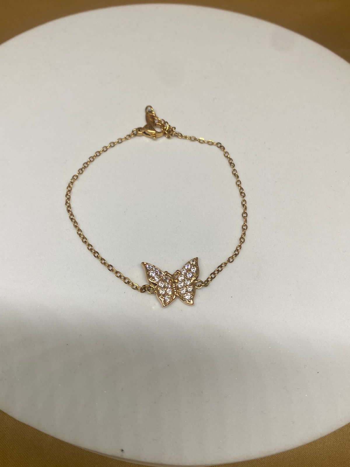 P26220 Pulsera con mariposa  Material: Oro Laminado 18k.